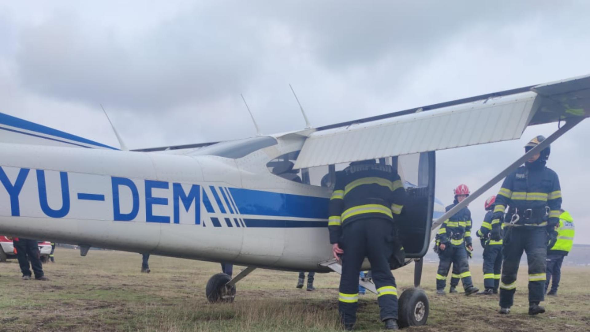 Aterizare forțată în județul Iași. Intervenție de urgență a echipajelor de salvare - FOTO