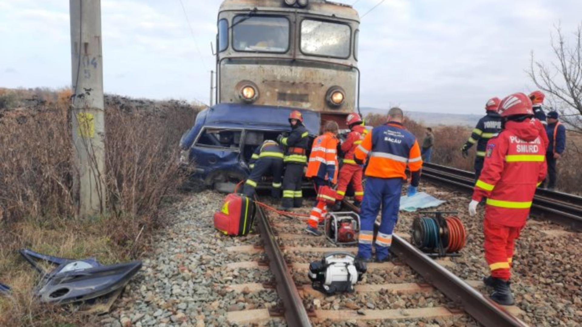 Accident mortal, pe calea ferată - mașină zdrobită de tren. Șoferul nu a oprit la barieră