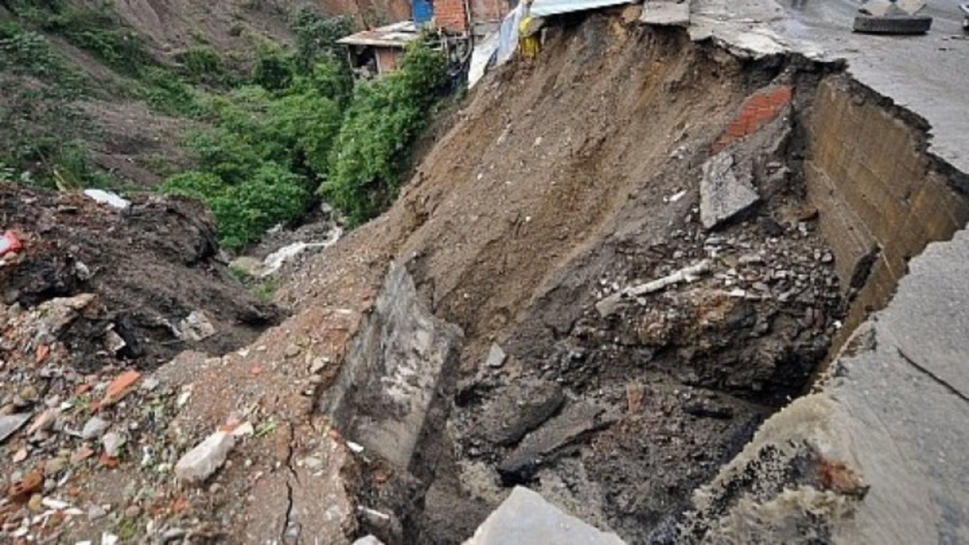 Alunecare de teren, în Satu Mare - mai multe case au fost afectate / Foto: Arhivă