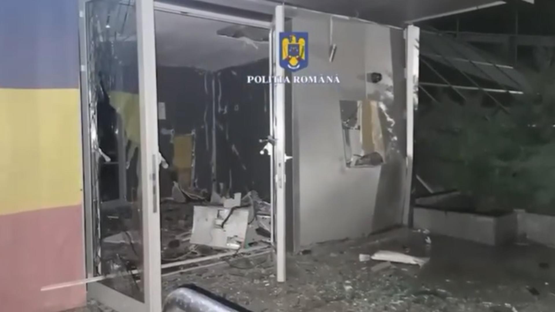 Bancomatul aruncat în aer (foto: Poliția Română)
