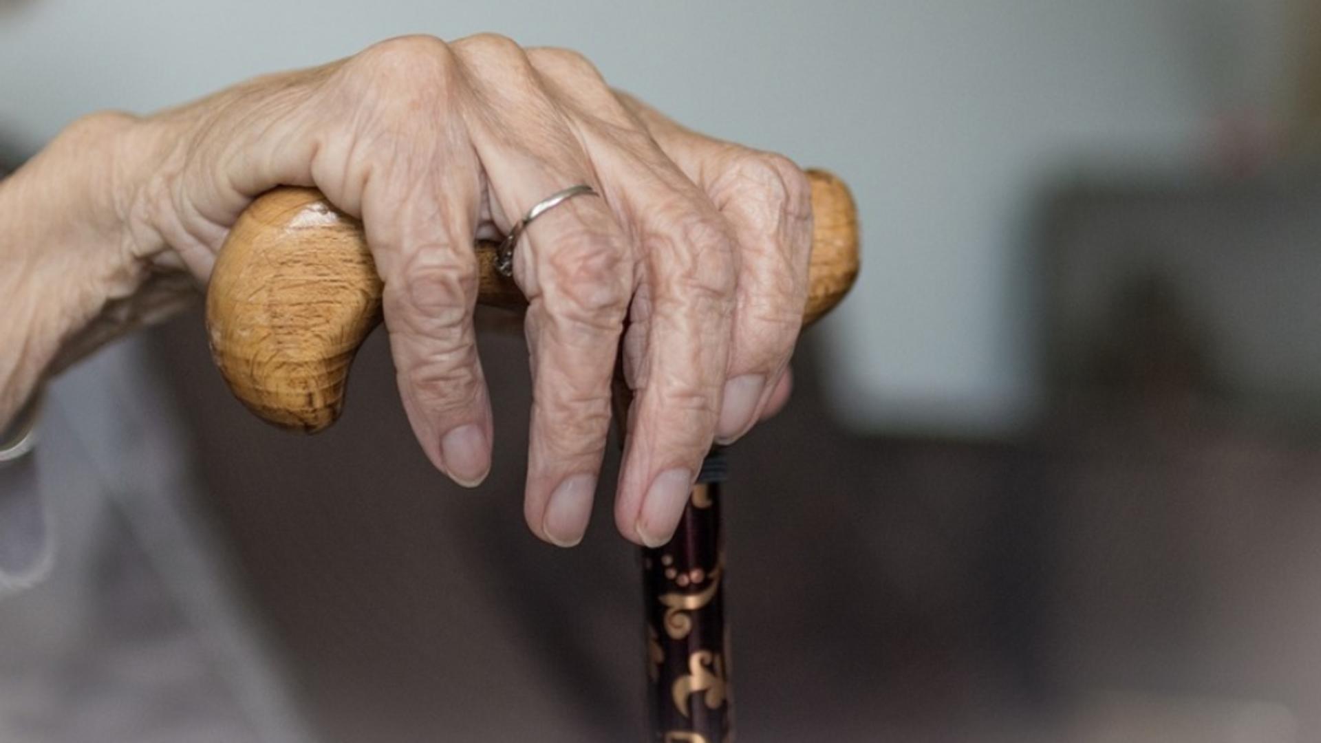 Bătrâna jignită la spitalul din Craiova a murit. Fusese obligată să se dea jos de pe targă, deși avea piciorul amputat