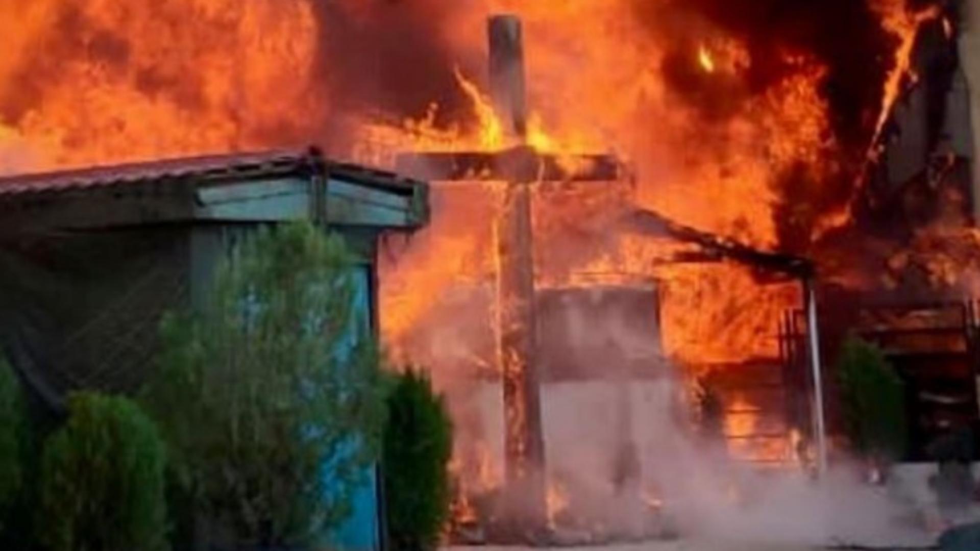 Incendiu violent, la o biserică veche de 70 de ani, din Vaslui: acoperișul și turla, mistuite de foc / Foto: Arhivă