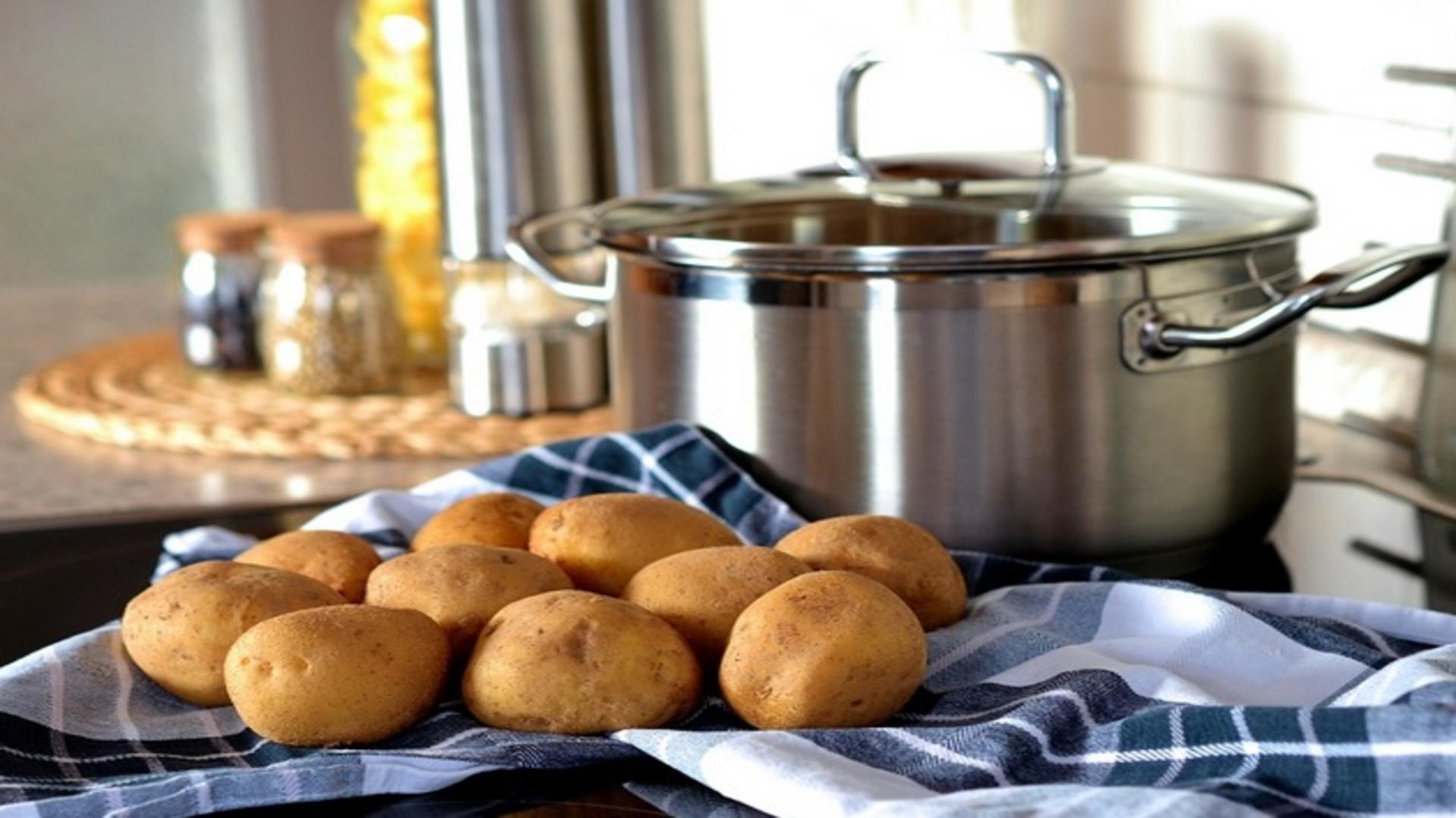 Vrei să obții cel mai pufos piure? Iată ce trebuie să pui în apa în care fierb cartofii!