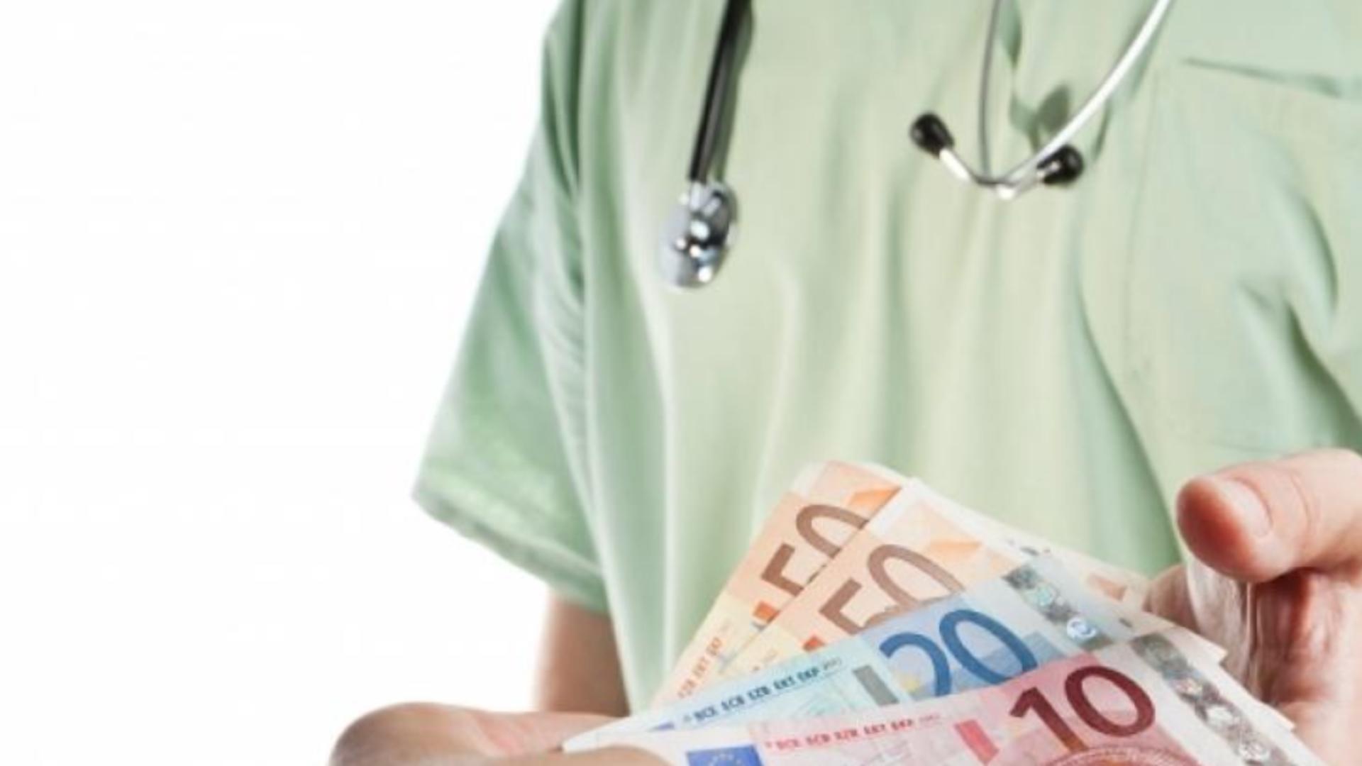 Medic reținut pentru ȘPAGĂ - Ar fi luat mită de la ZECI de pacienți - Percheziții la Spitalul Județean Pitești