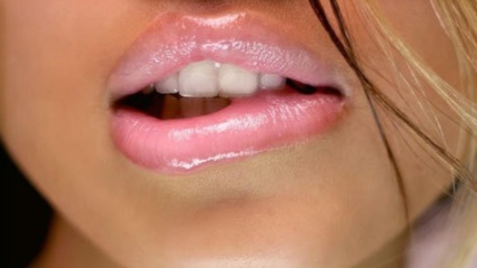 Красивые прикушенные губы