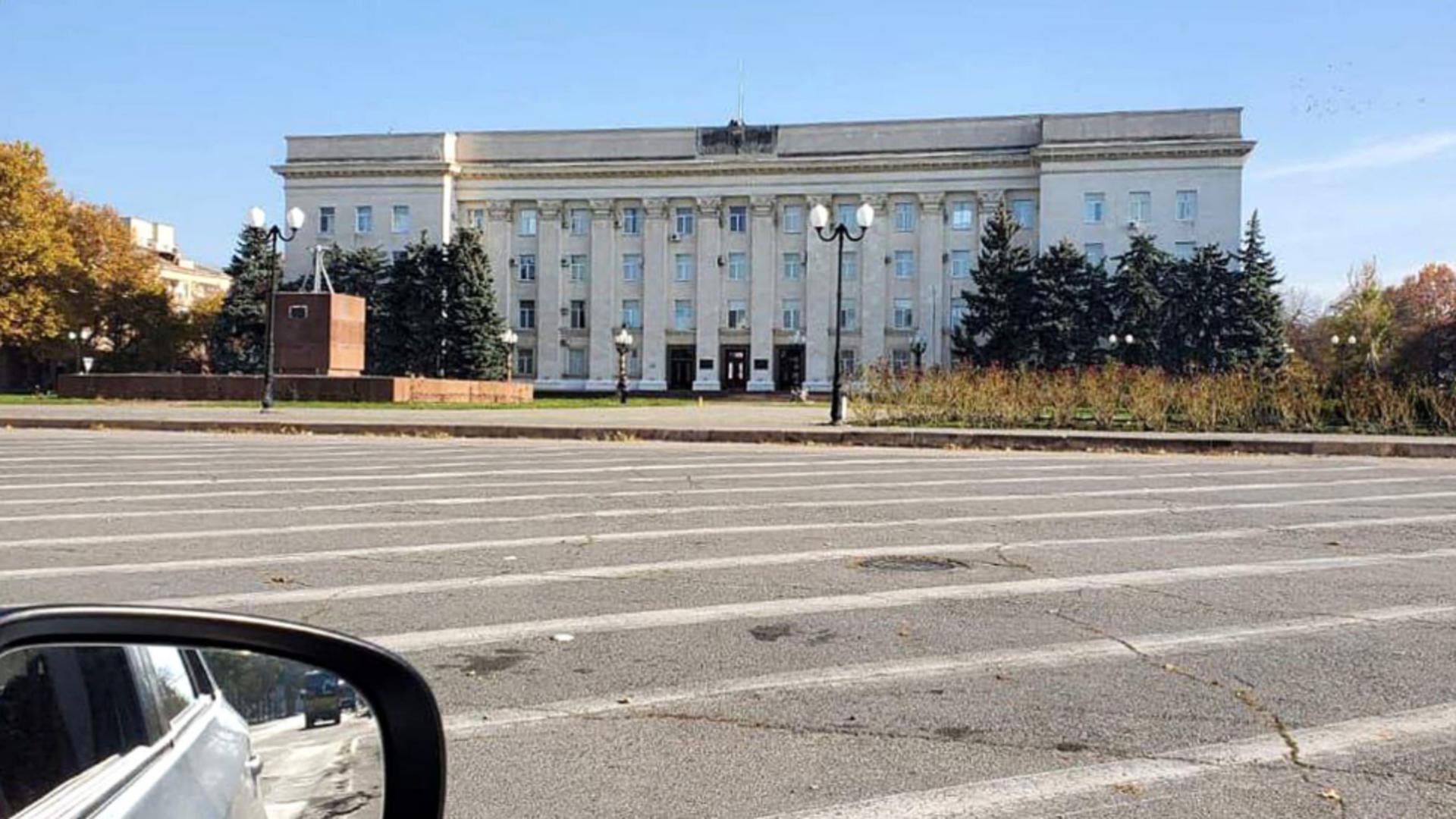 Rușii își scot steagurile de pe clădirile din Herson. Foto/SobolevskyiYurii