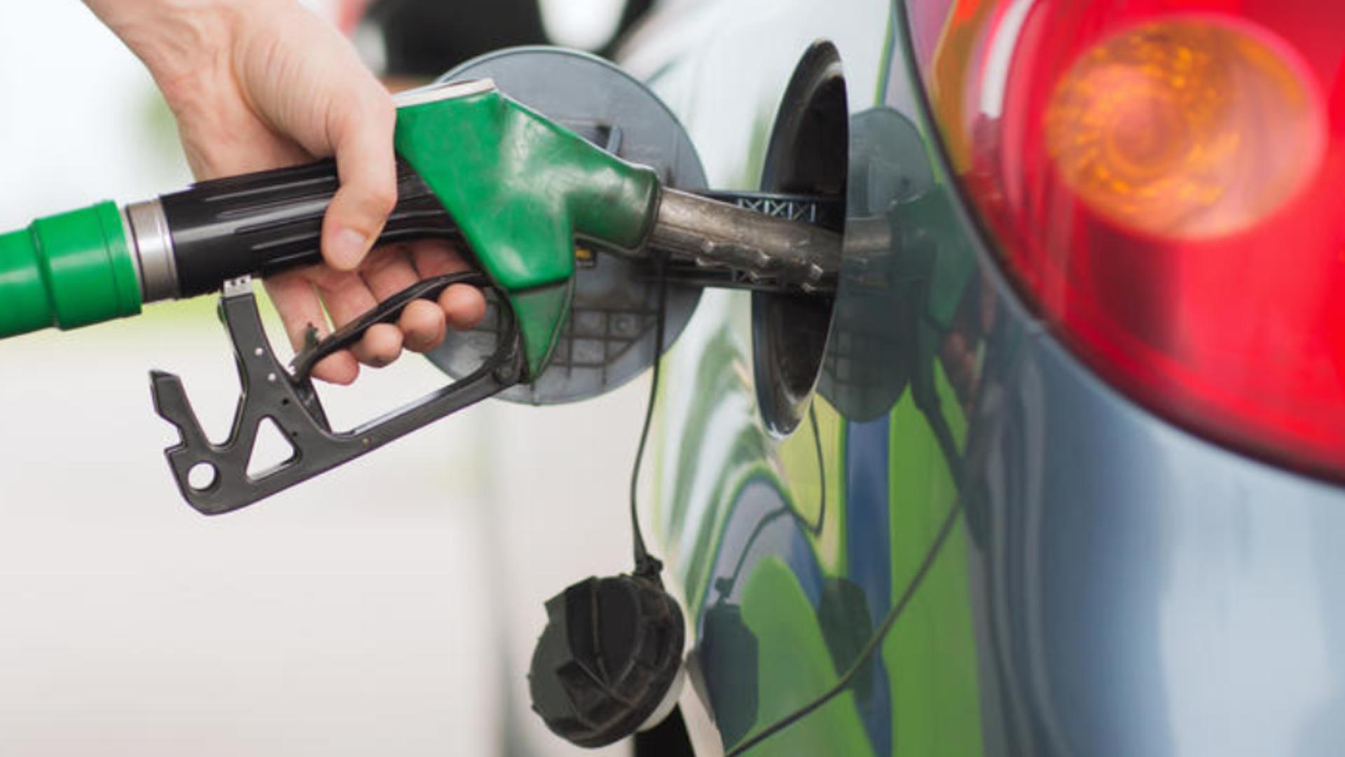 Guvernul ar putea elimina compensarea de 50 de bani pentru carburanți, de la 1 ianuarie - SURSE