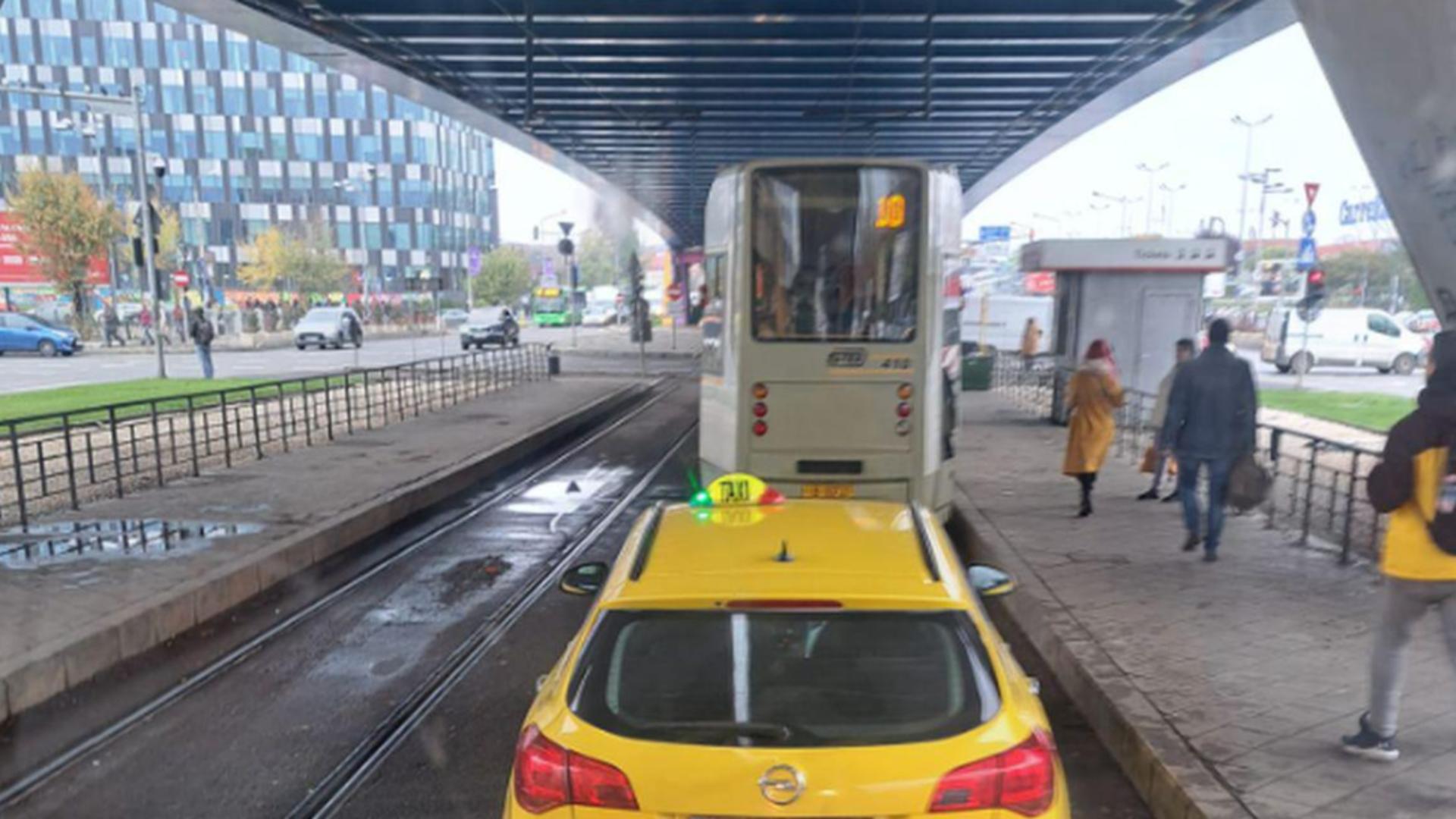 Momentul în care un taxi a fost făcut sendviș între două tramvaie, în București