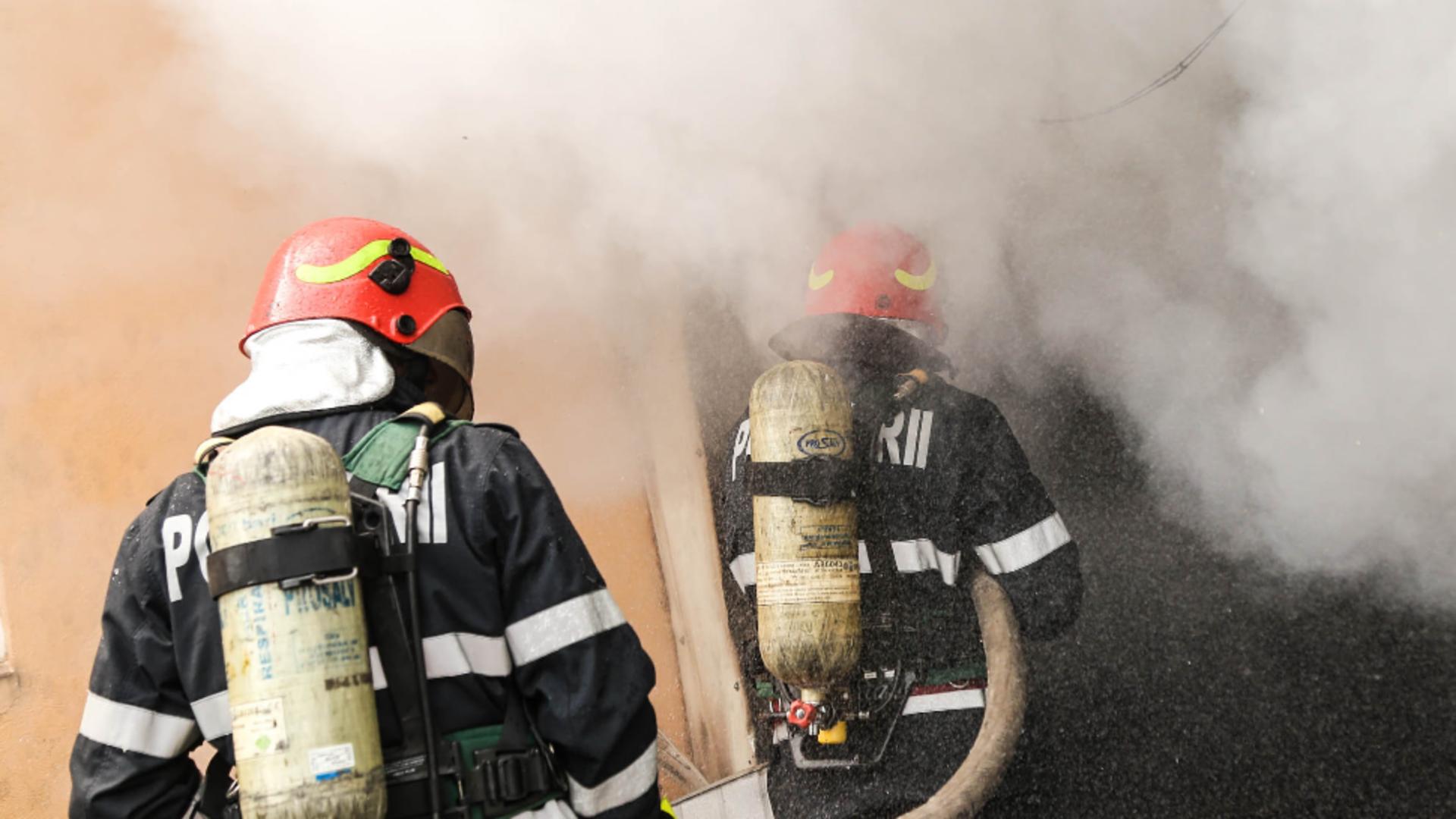 Incendiu la o fabrică de încălțăminte din Arad: doi angajați erau în incintă / Foto: Arhivă ISU