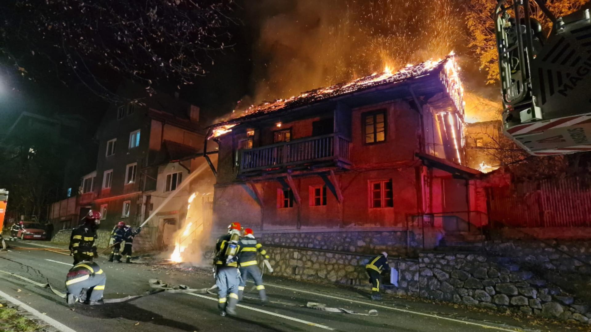  Incendiu la o casă pe drumul spre Poiana Brașov