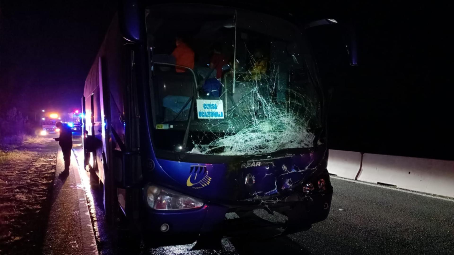 Accident grav: Un autocar în care se aflau 5 adulți și 43 de copii a acroșat un taur - FOTO