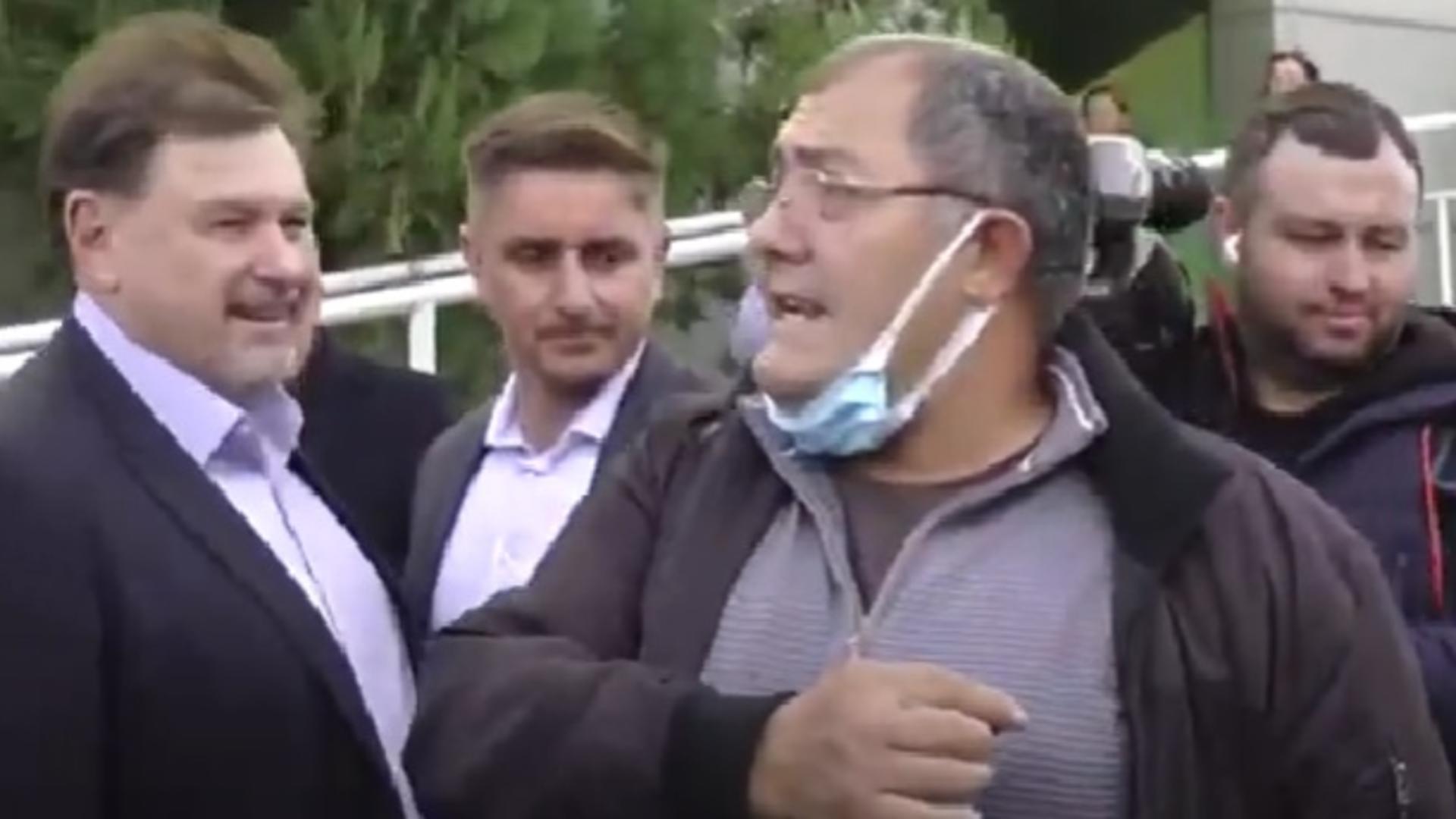 Momente halucinante! Un bărbat revoltat cu soacra pe targă în fața spitalului, ignorat complet de Ciolacu și Rafila Foto: captură TV