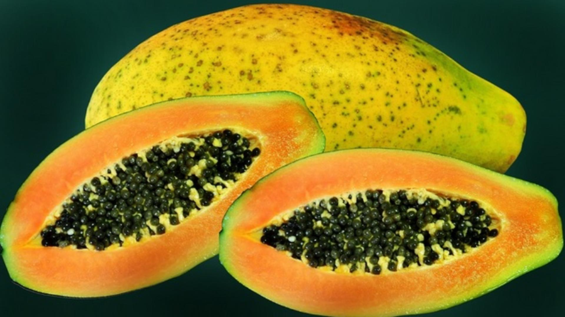 Ce este papaya, fructul misterios din supermarketuri. Ai cumpăra aşa ceva?