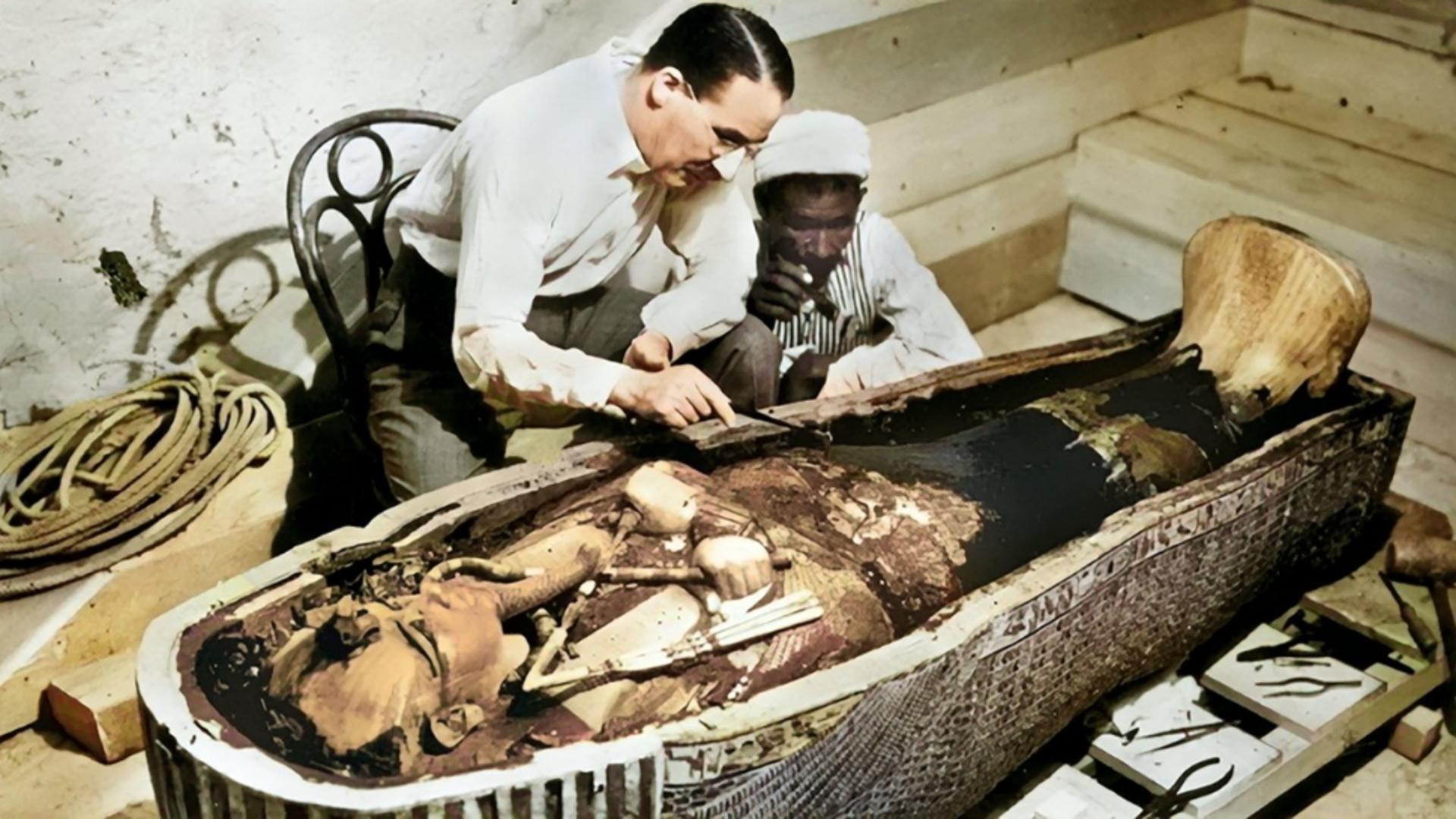 Arheologul Howard Carter lângă sarcofagul lui Tutankamon (Profimedia)