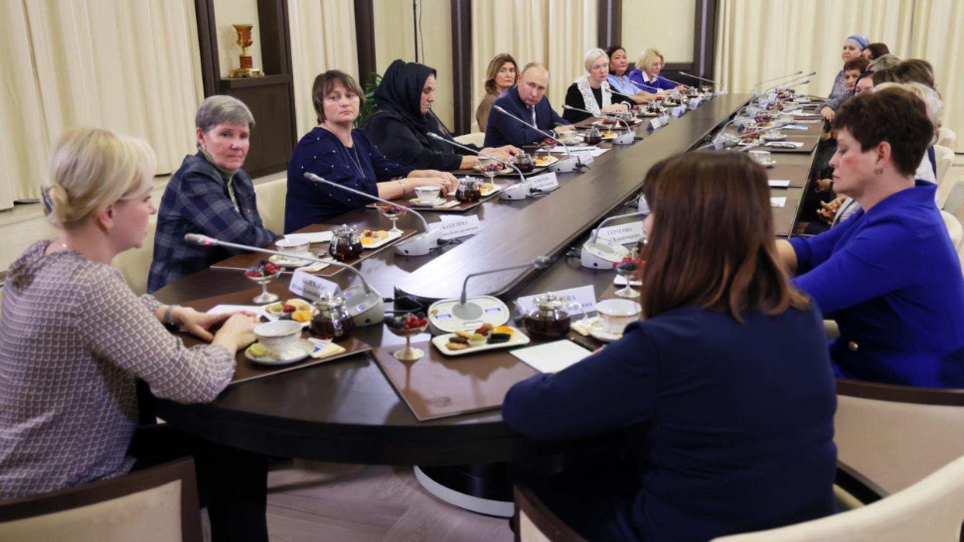 Femei prezente la întâlnirea cu Putin (Profimedia)