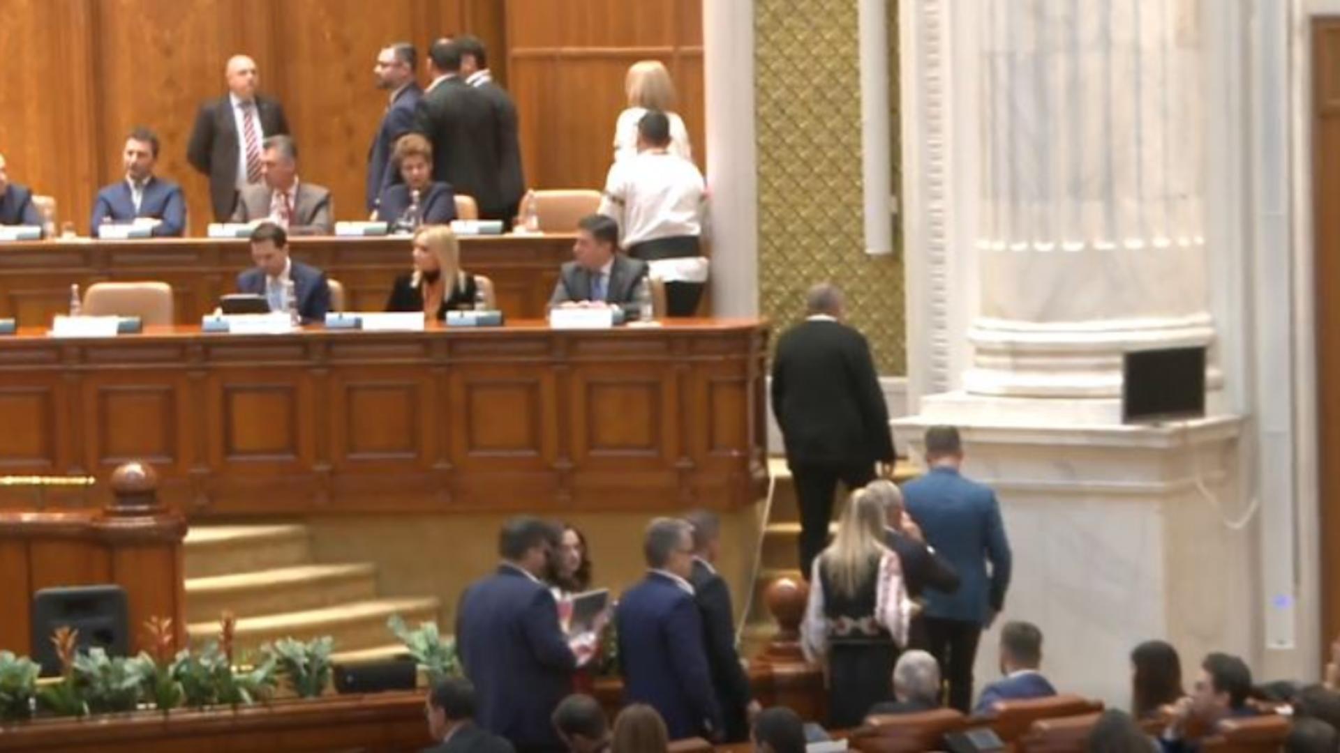 Parlamentarii AUR au părăsit ședința solemnă. Foto/Captură video