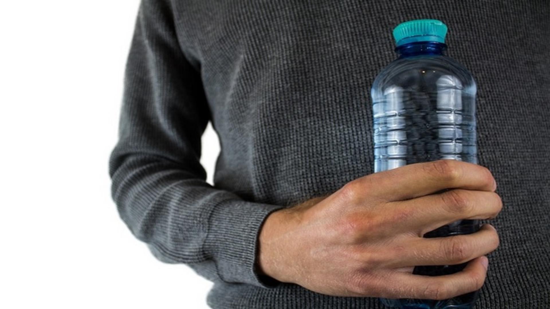 Cum te poate îmbolnăvi sticla de apă. Obiceiul care poate provoca boli grave 
