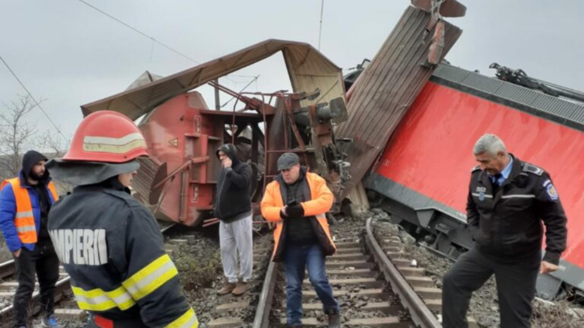 Două trenuri s-au ciocnit în Vrancea! Locomotiva unuia dintre ele și 4 vagoane au deraiat - GALERIE FOTO