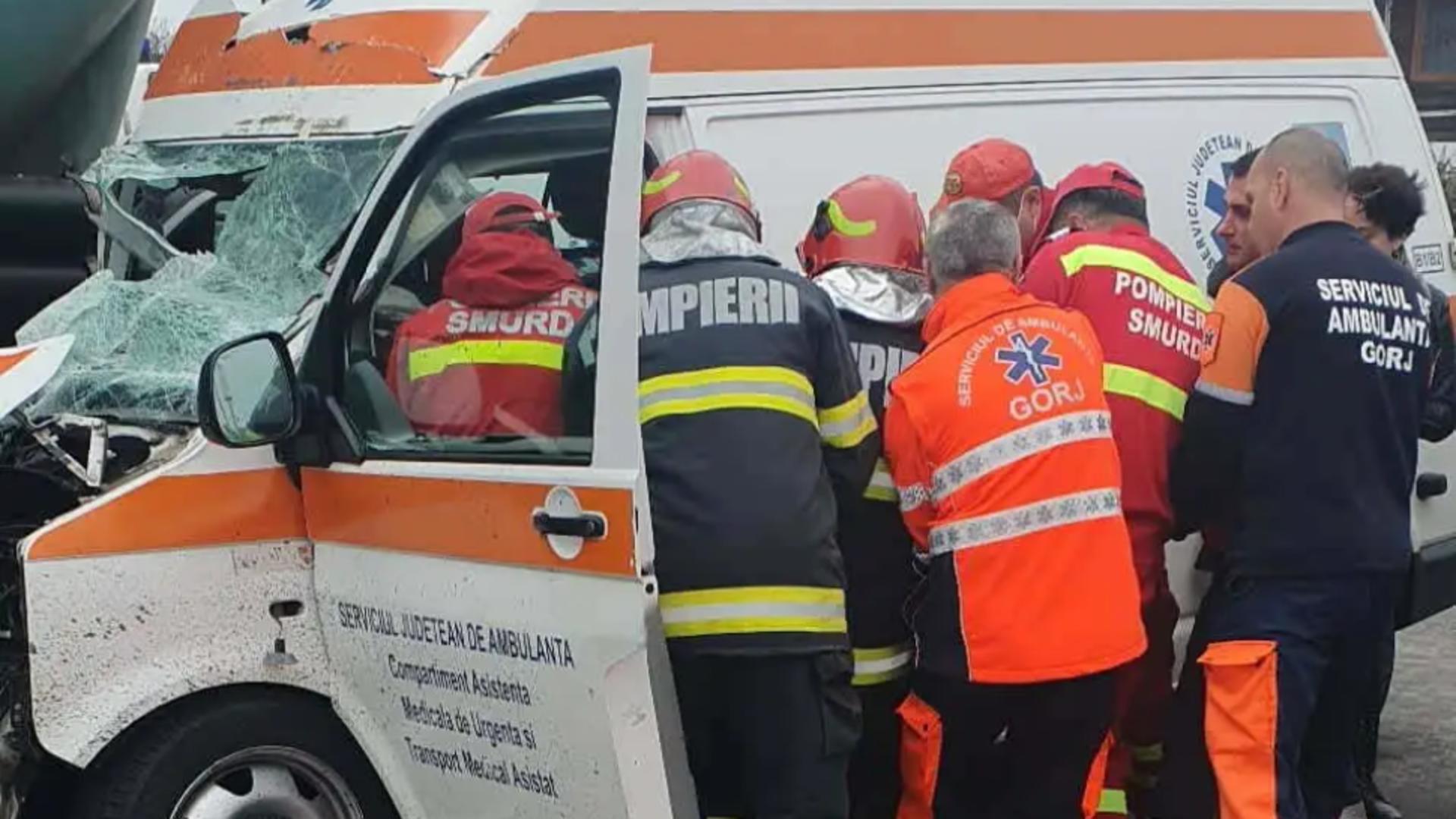 O ambulanță aflată în misiune, implicată într-un accident: șoferul, asistenta și un pacient, RĂNIȚI 
