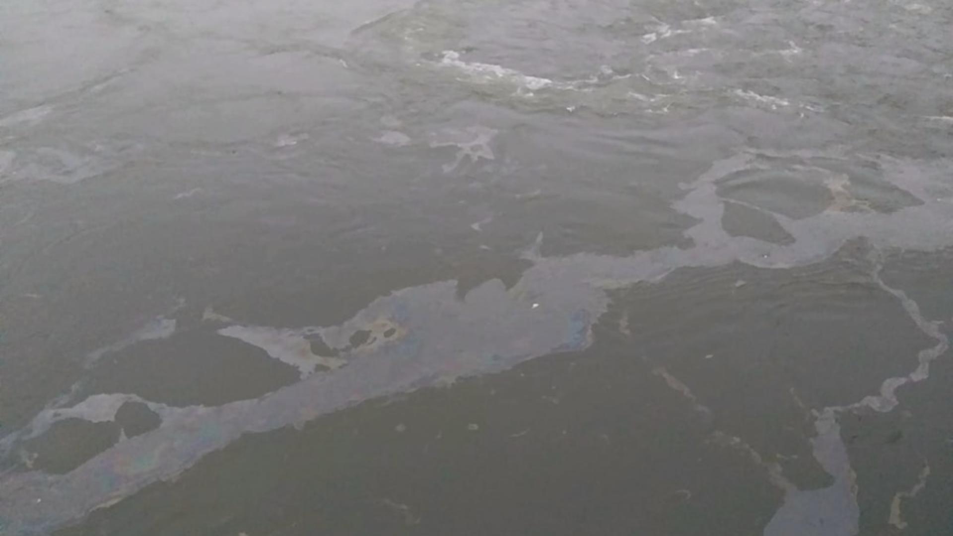 Poluare uriașă pe Dunăre: Pată de petrol de 6 kilometri, până la hidrocentrala Porțile de Fier I - Intervenție urgentă
