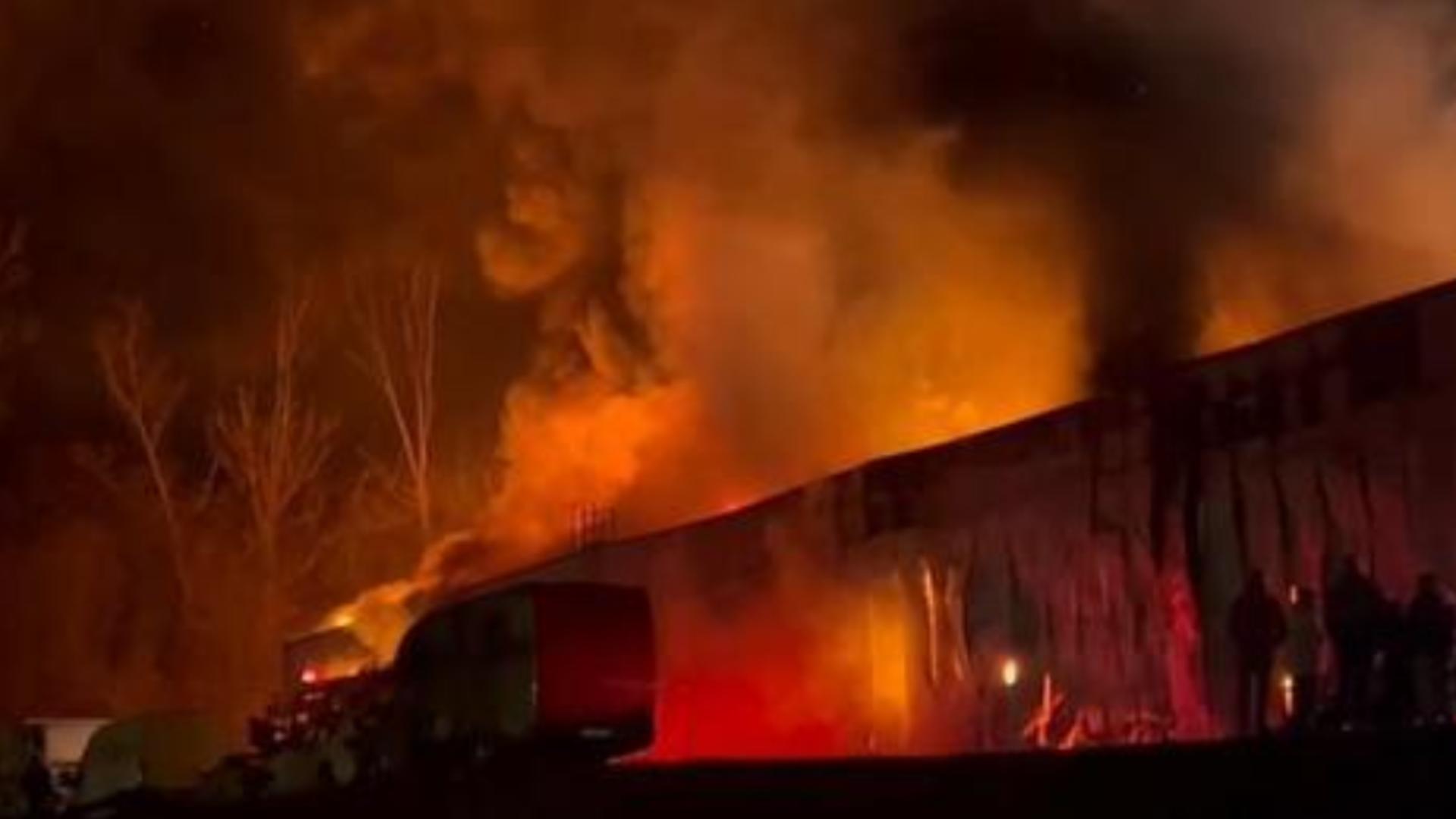 Panică în Cluj-Napoca: Incendiu violent, marți seară, în halele din Tetarom - Mobilizare masivă din Alba și Sălaj