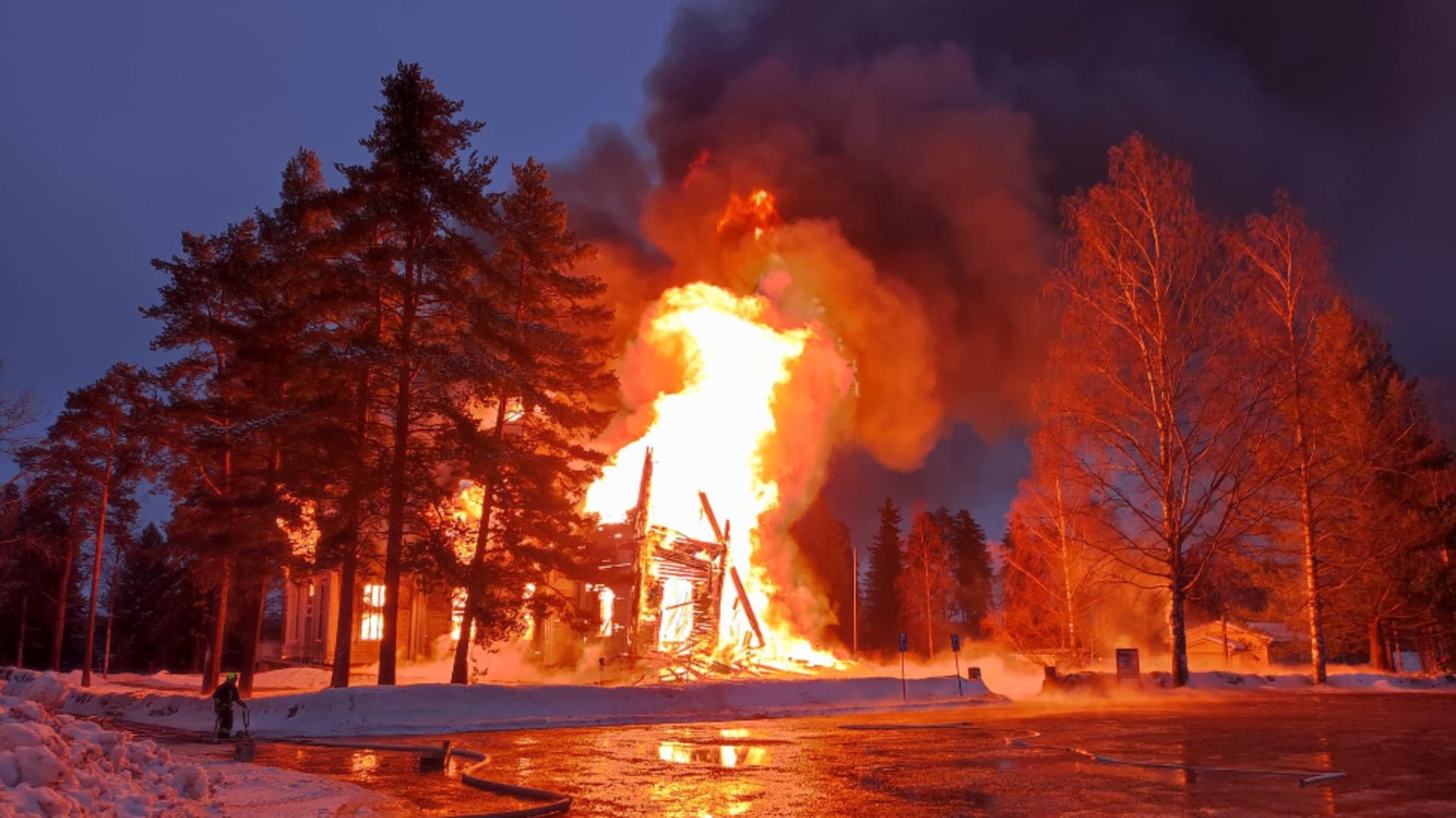 Biserică Finlanda înainte și după incendiu