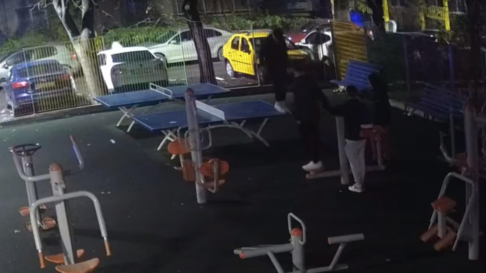Patru tineri au vandalizat un loc de joacă în Sectorul 4. Sunt căutați de Poliție - VIDEO