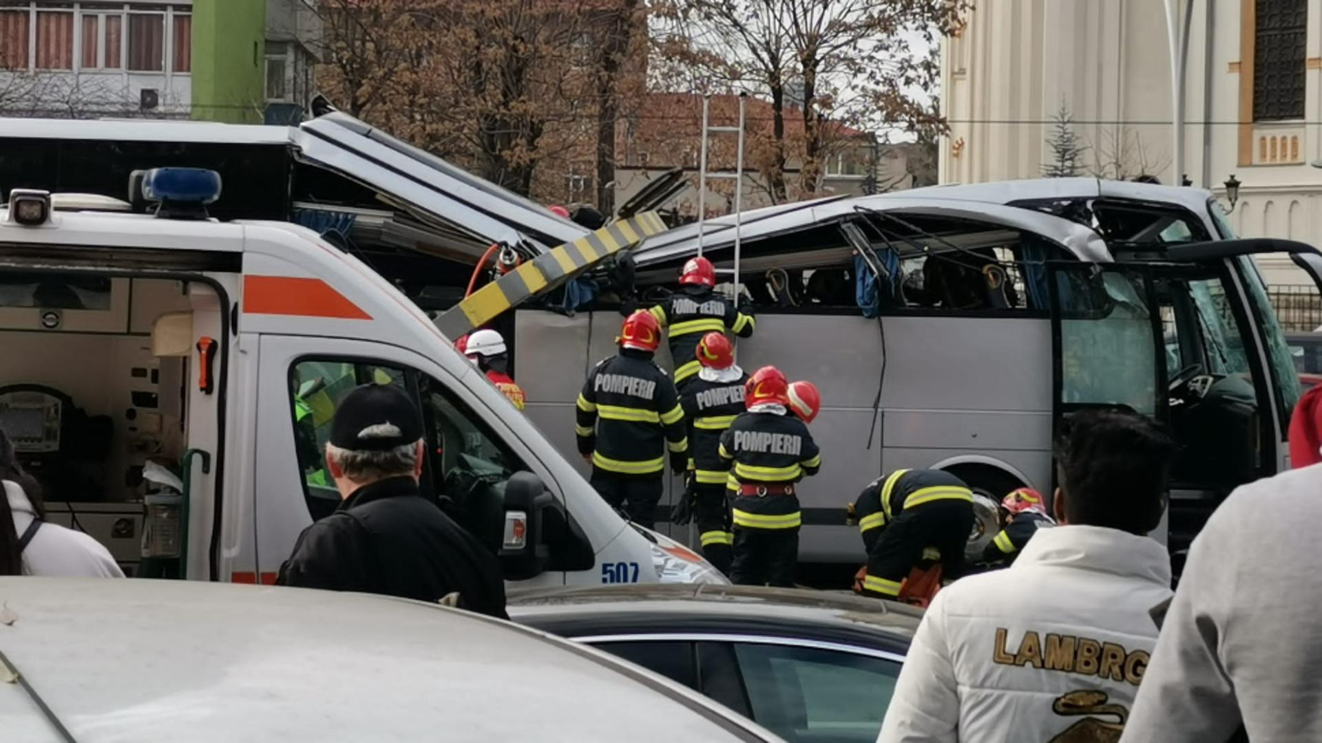 Autocar plin cu turiști greci, STRIVIT la intrarea în Pasajul Unirii, din Capitală: 1 MORT și 24 răniți, inclusiv copii