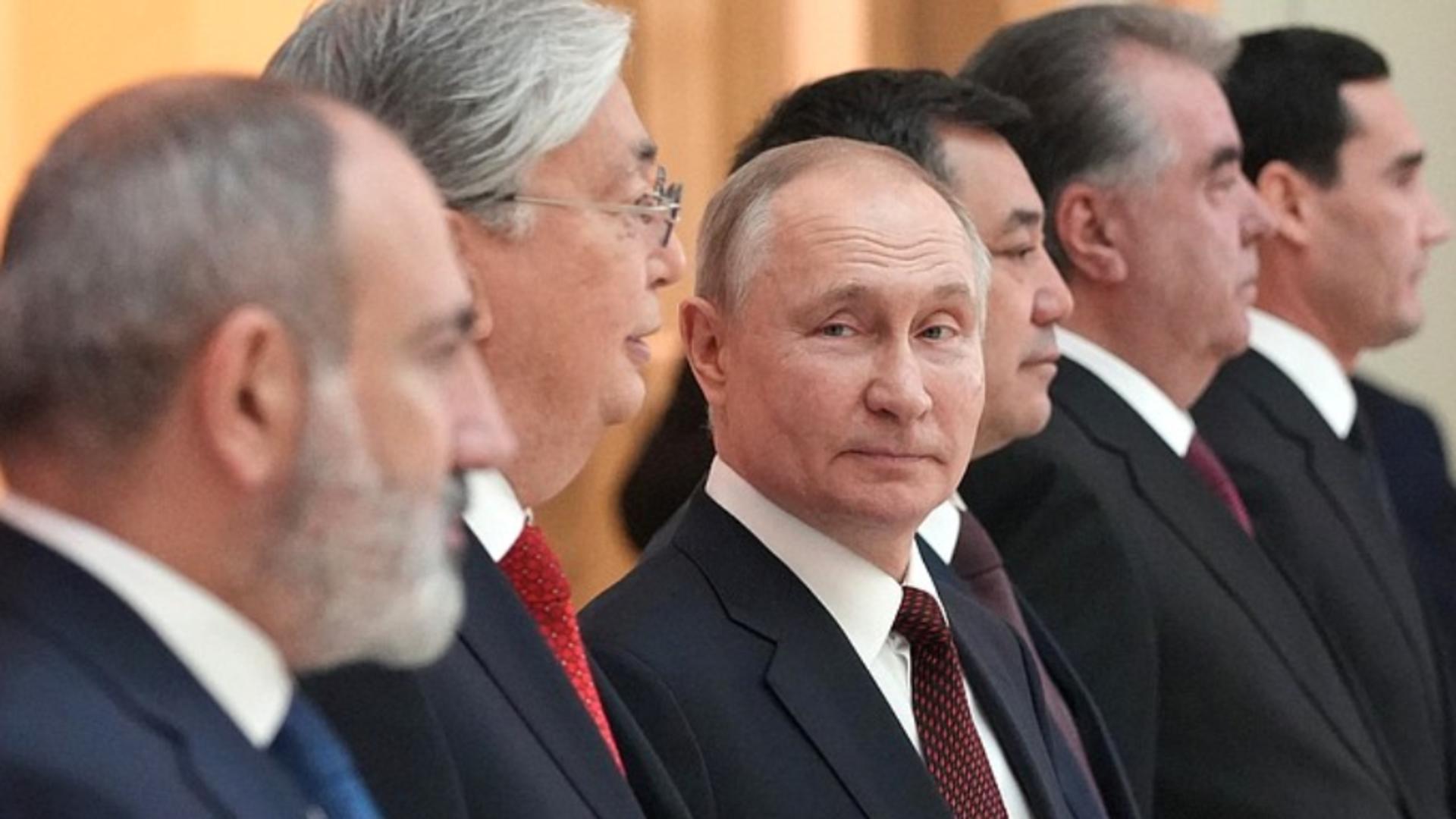 Putin, alături de liderii CSI, care au primit inele de aur, la summitul de la Sankt Petersburg 
