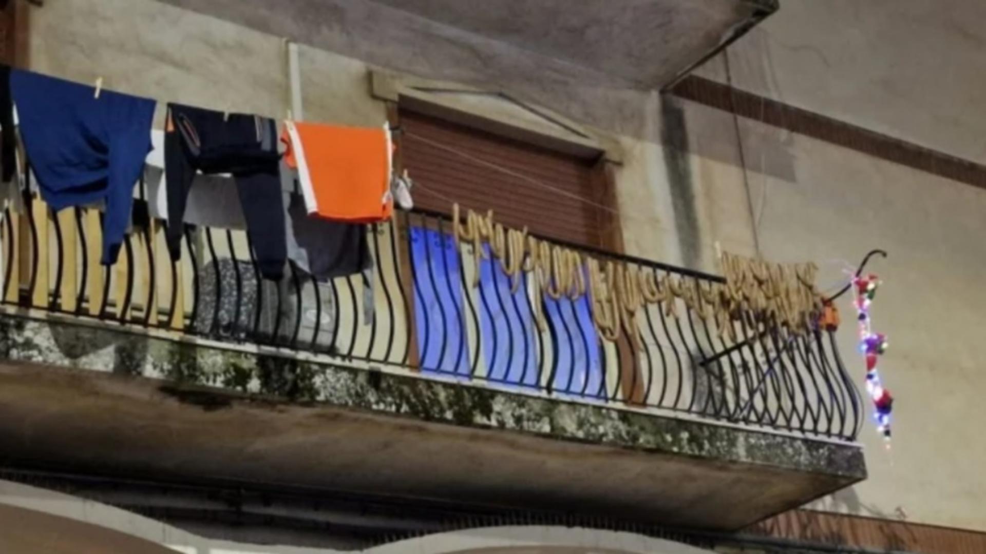 Scandal într-un cartier din Italia, după ce o familie de români a pus cârnații la uscat pe sârmele de rufe