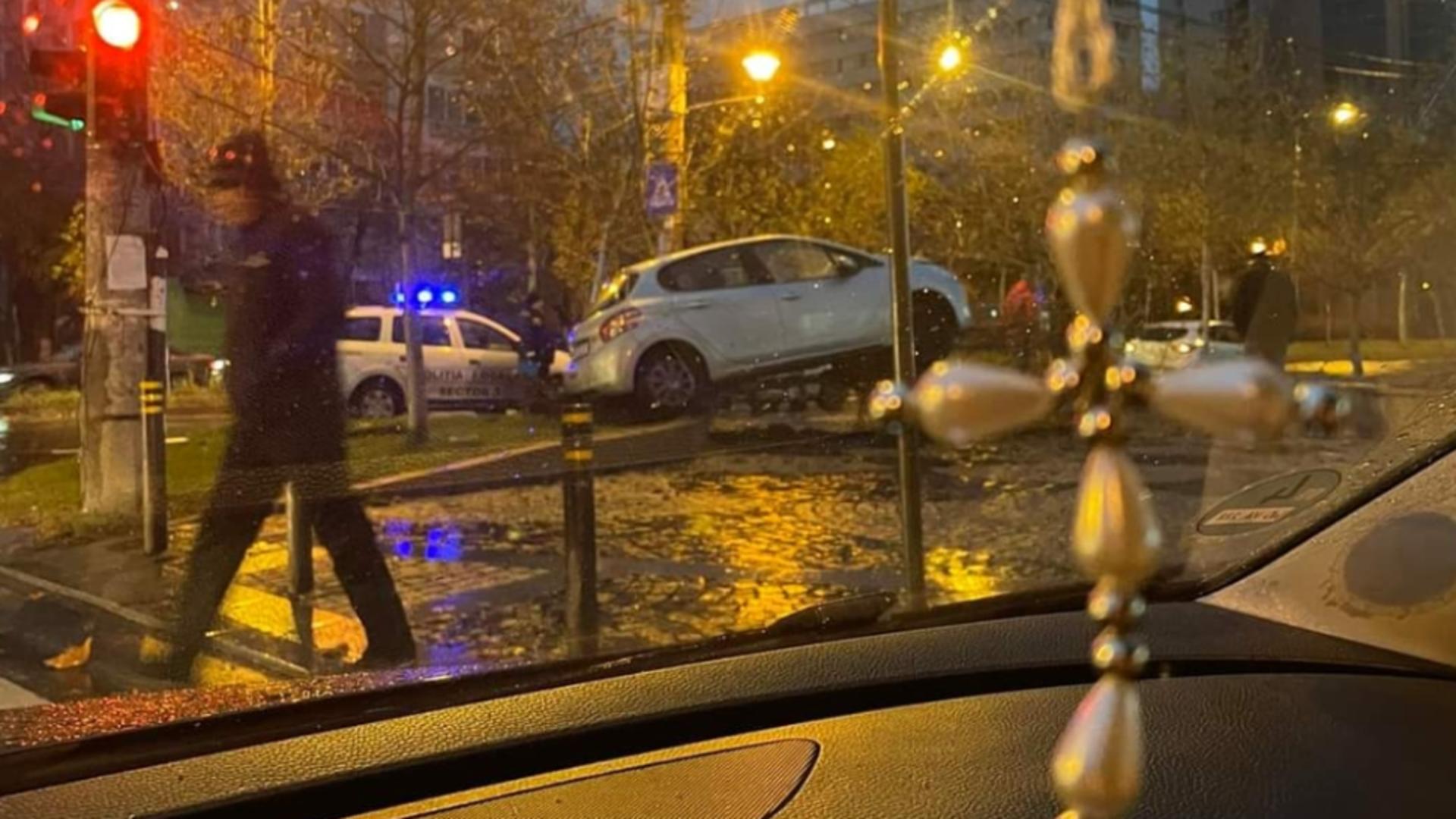 La un pas de tragedie, în Capitală: un șofer a ajuns cu mașina pe un tomberon din Parcul IOR