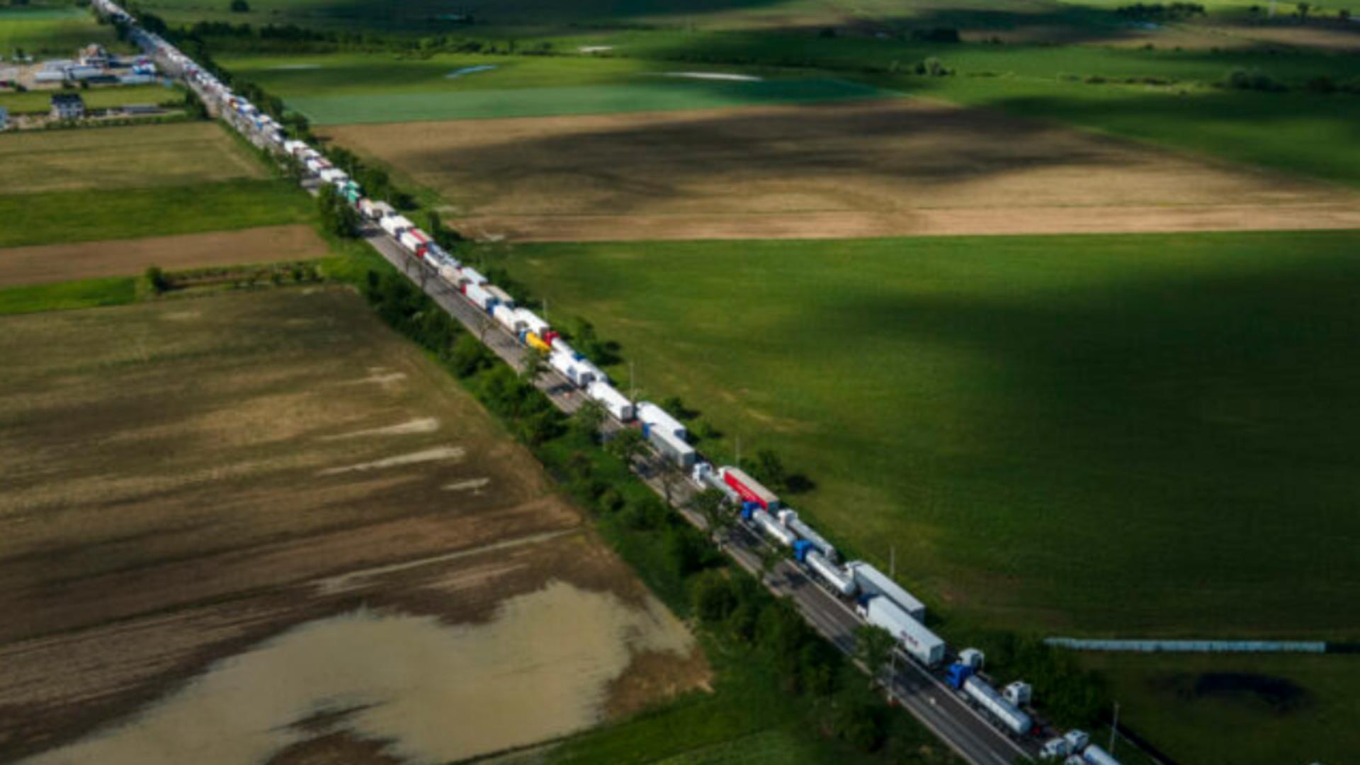 Șoferii de camion, BLOCAȚI zile întregi la graniță - Cozi uriașe Foto: INQUAM/Casian Mitu/G4Media.ro