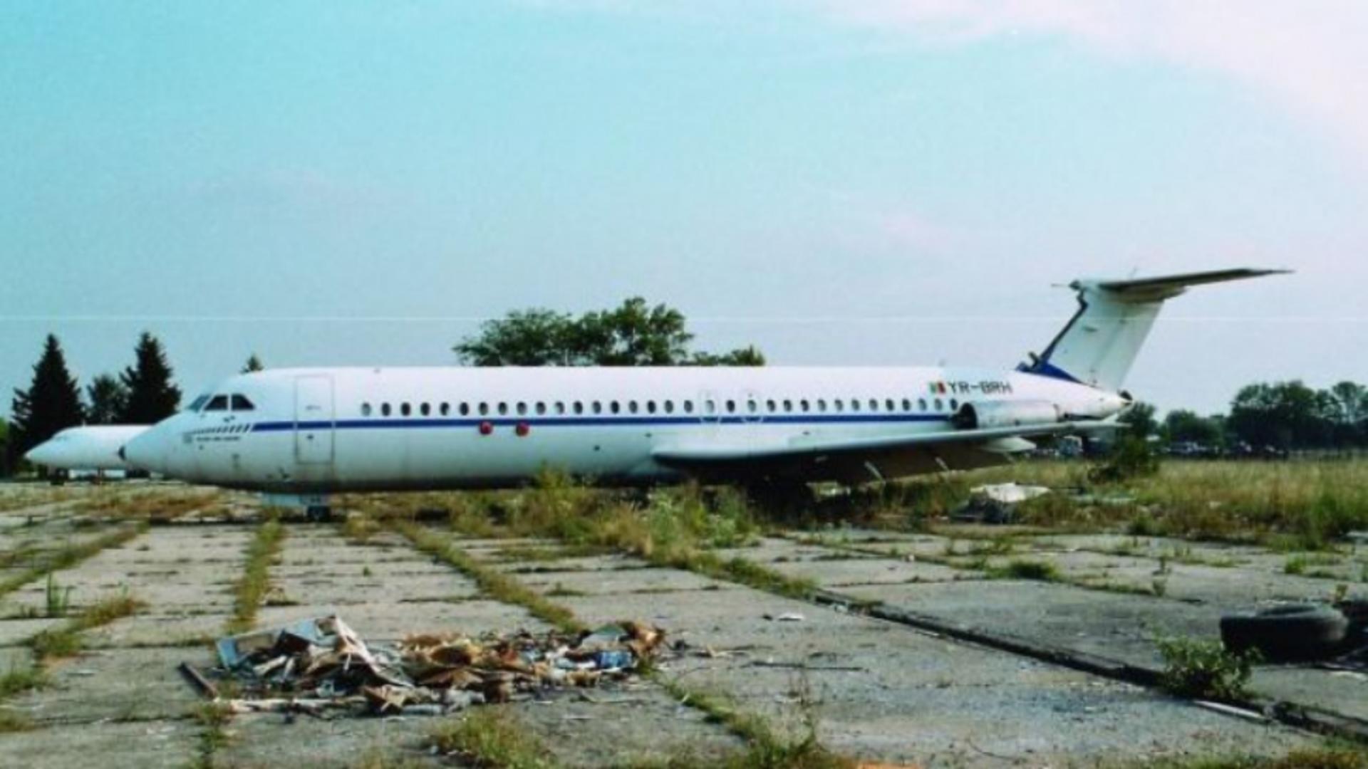Au găsit părăsit, la fiare vechi, un avion ROMBAC, produs în România. Când au urcat la bord, s-au îngrozit