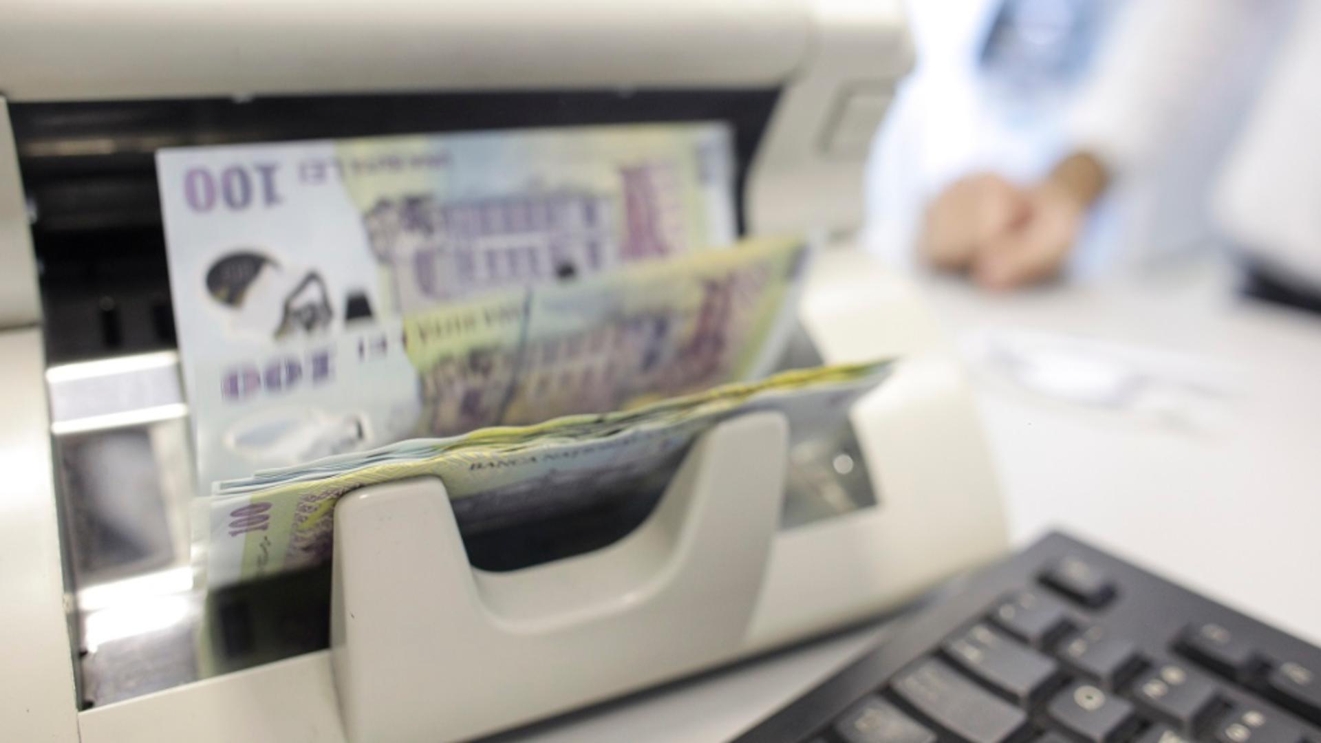 Una dintre cele mai mari bănci din România a fost scoasă la vânzare. Mulți români încasează salariul sau pensia de aici