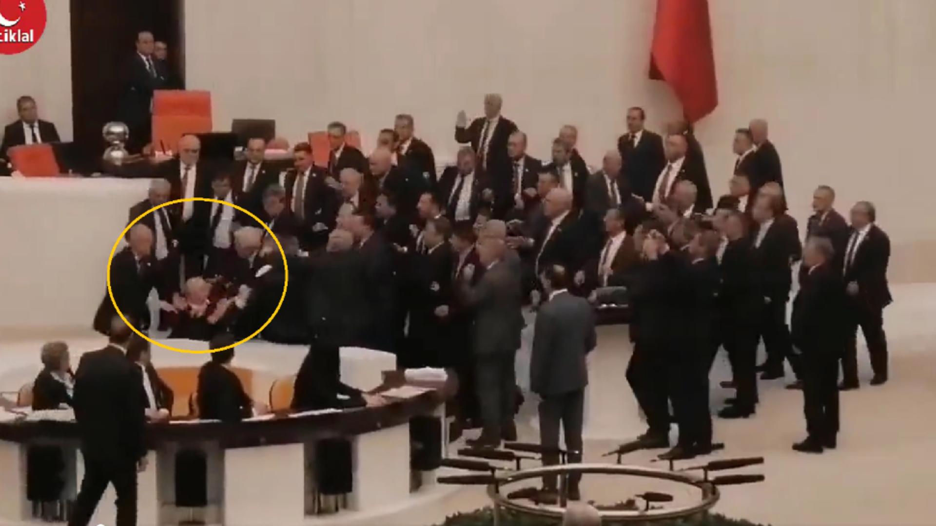 Bătaie in Parlamentul turc (captură video)