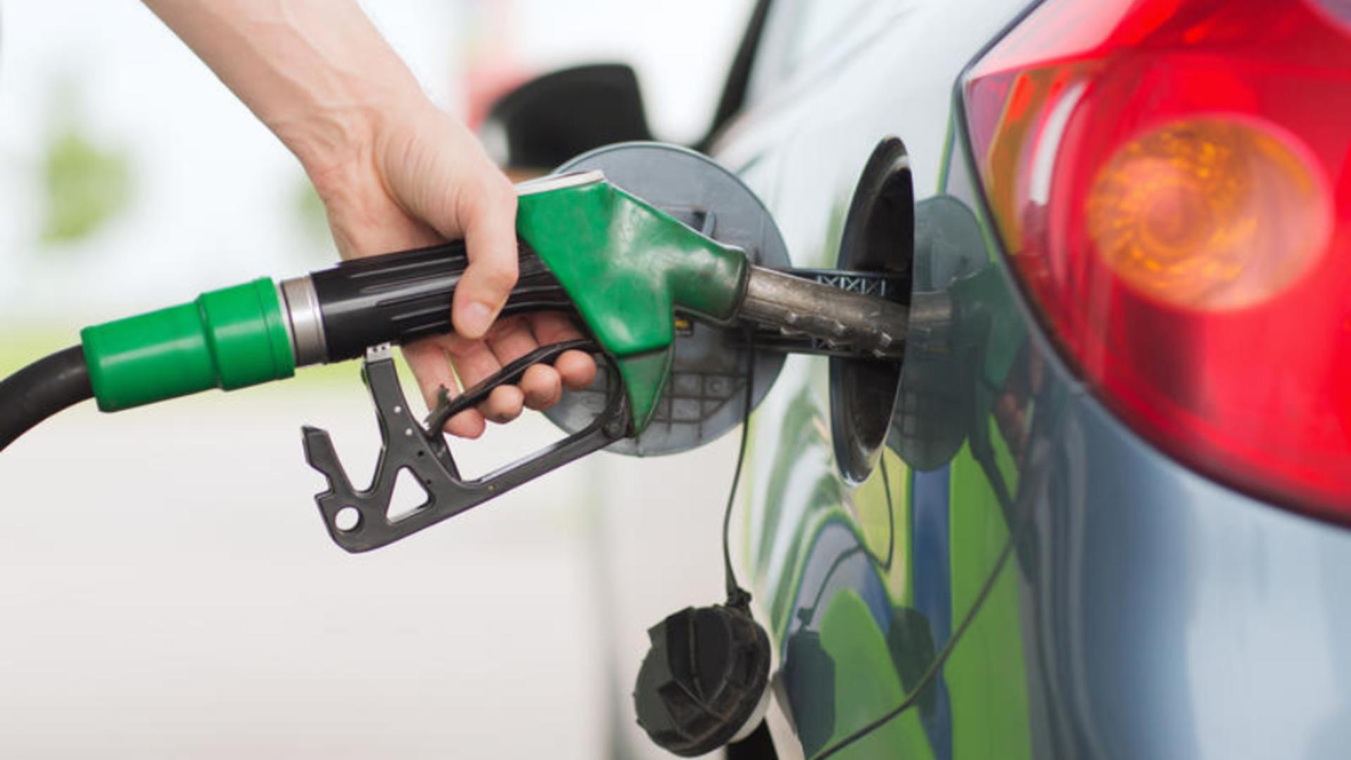 Prețuri record la combustibil în perioada sărbătorilor: Un plin de benzină s-a scumpit cu aproape 10 lei