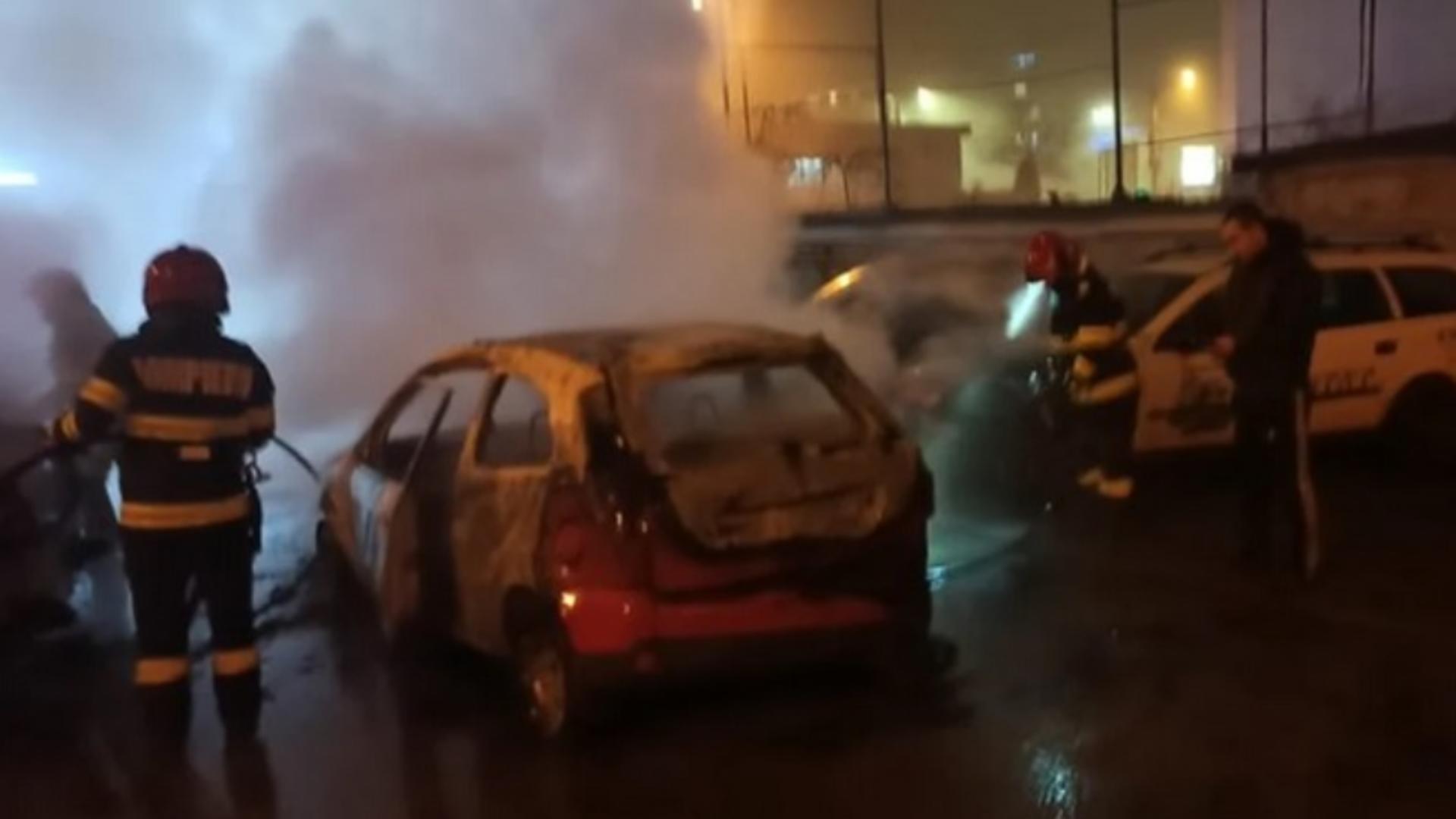 5 mașini au luat foc, una după alta, la Craiova, după gestul imprudent al unei șoferițe