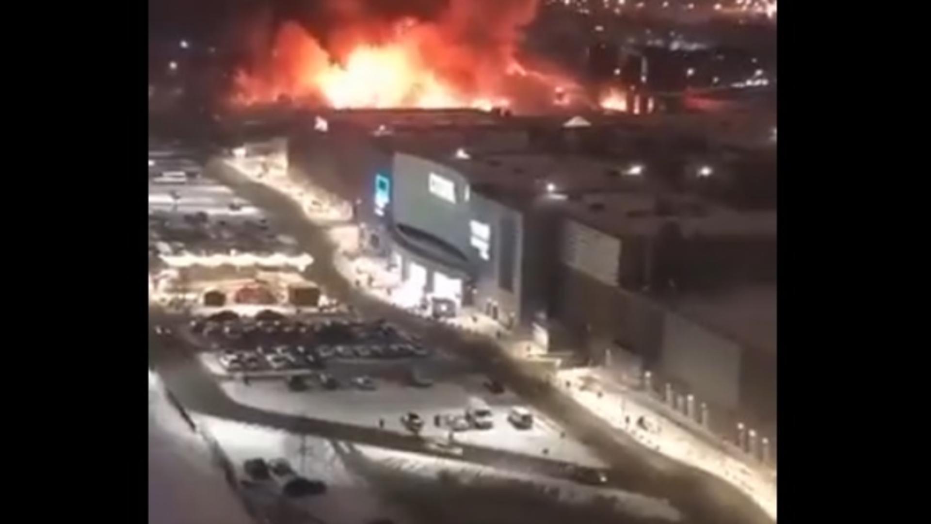 Incendiu violent la Moscova. Un mall a fost cuprins de flăcări,