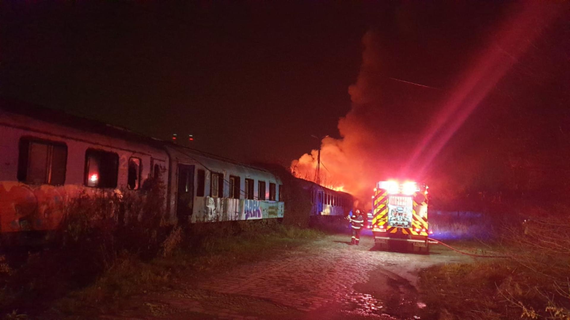 Incendiu de proporții pe Calea Giulești: 5 vagoane de tren ARD - Risc de propagare a flăcărilor! VIDEO