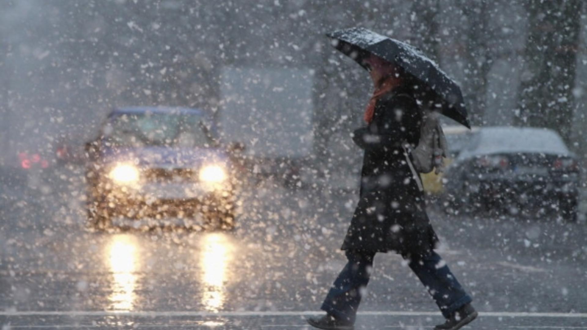 ALERTĂ meteo în 3 județe din centrul și estul României - Cod galben de ploi, lapoviță, ninsoare și polei