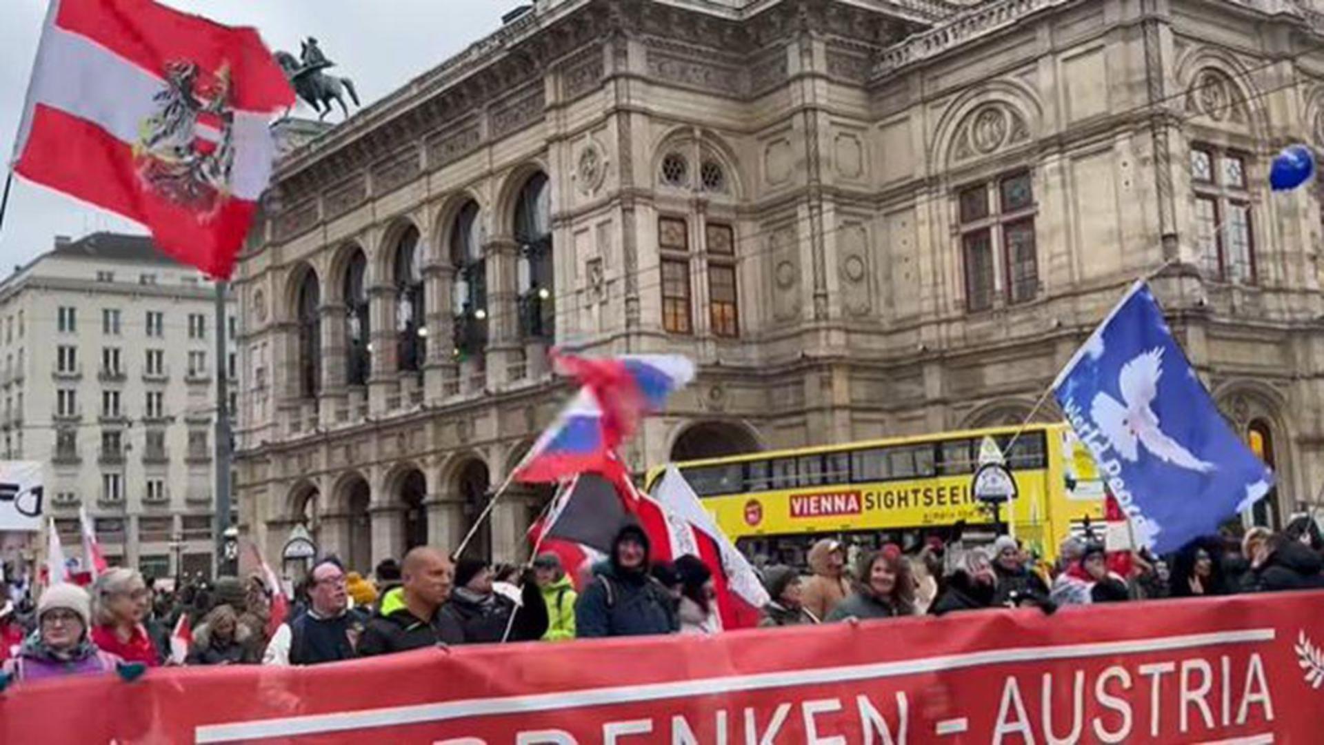 Steagul Rusiei la proteste in Austria