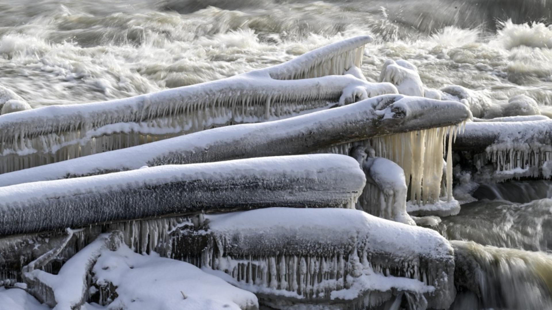 A înghețat cascada Niagara. Imagini nemaivăzute în ultimele decenii - GALERIE FOTO  