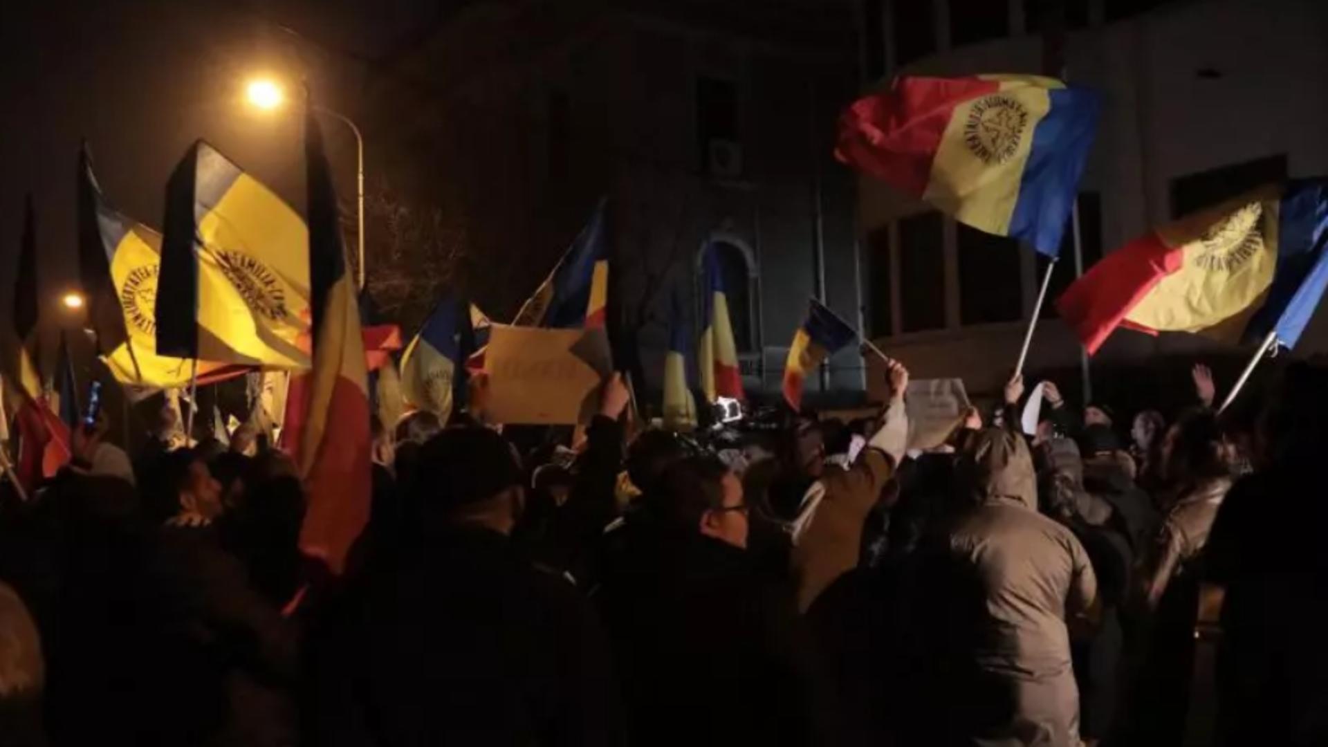 REVOLTA românilor se mută în stradă - PROTEST la Ambasada Austriei, după refuzul primirii României în Schengen