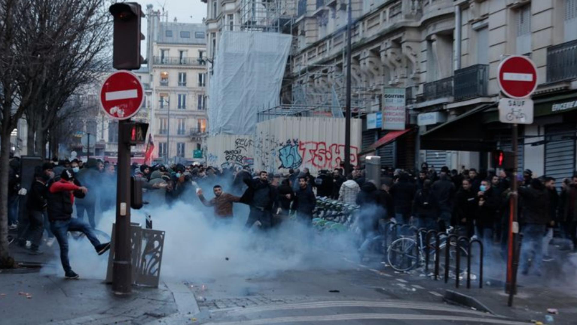Violență extremă pe străzile din Paris: Proteste după atacul armat în care au fost uciși 3 kurzi - Poliția intervine cu gaze lacrimogene