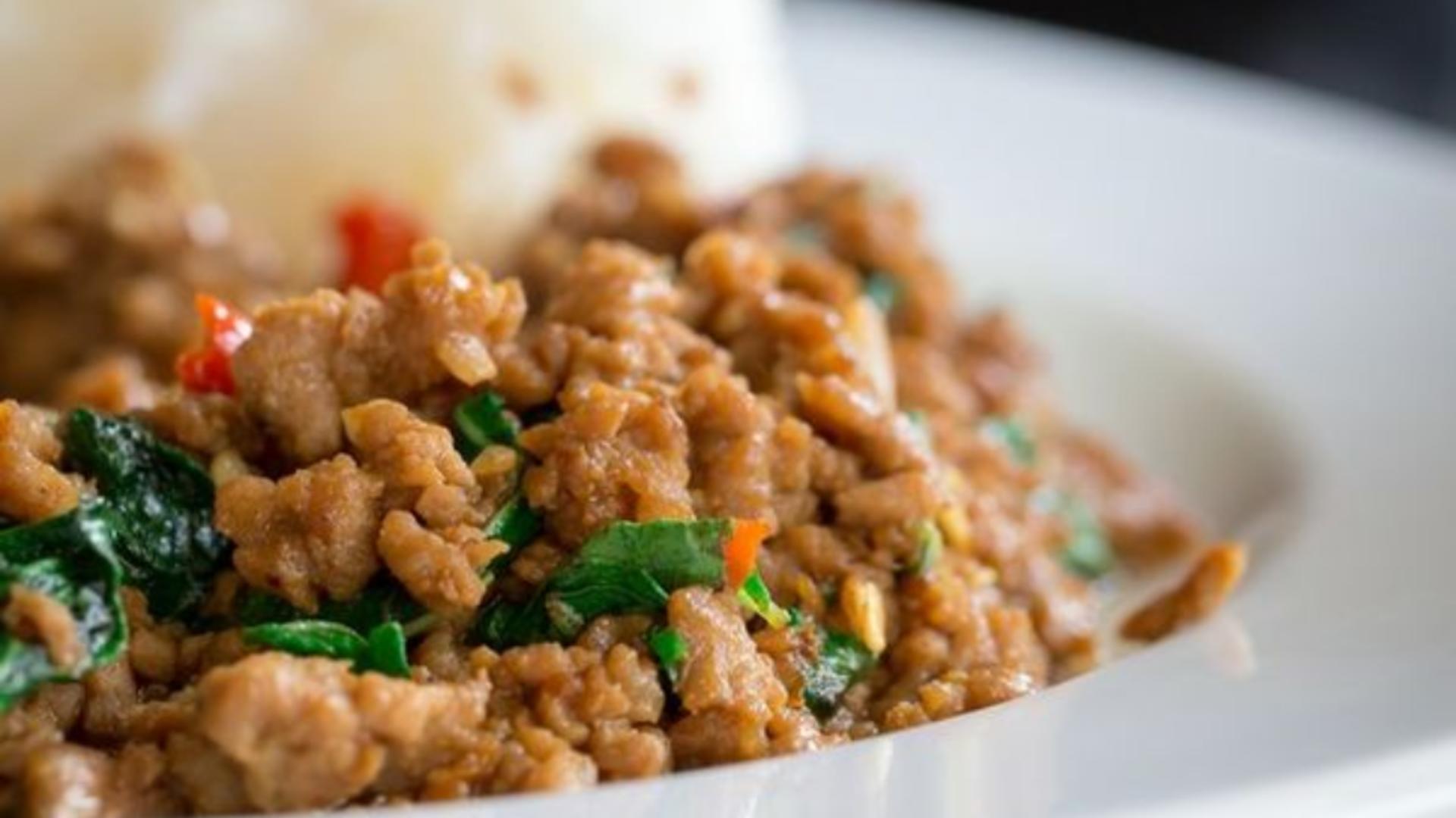 Carne de porc cu ghimbir, orez şi salată de castraveți. Combinația perfectă dintre dulce și picant: iubitorii bucătăriei asiatice vor adora această rețetă!