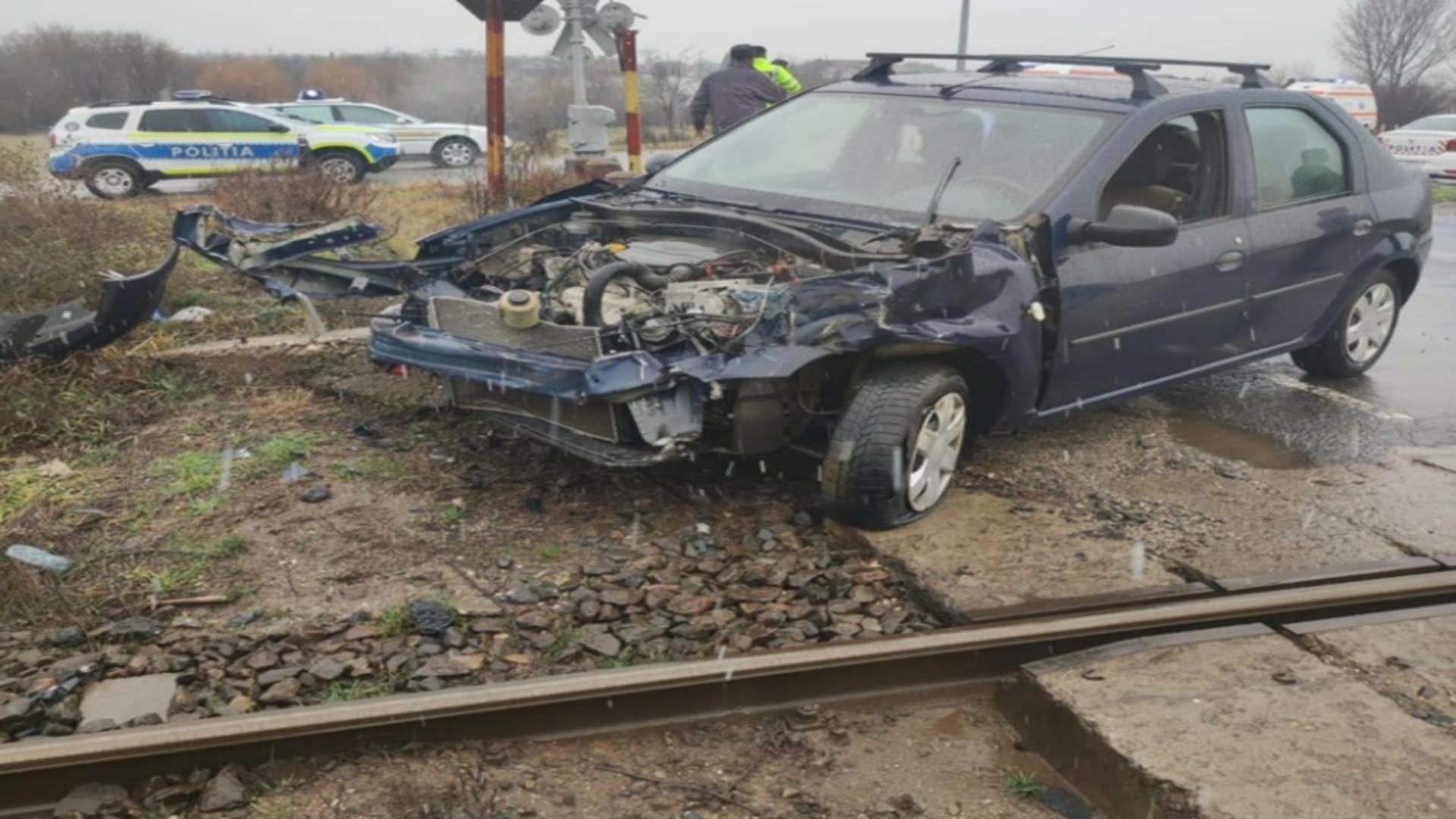 Mașină lovită de tren în Olt