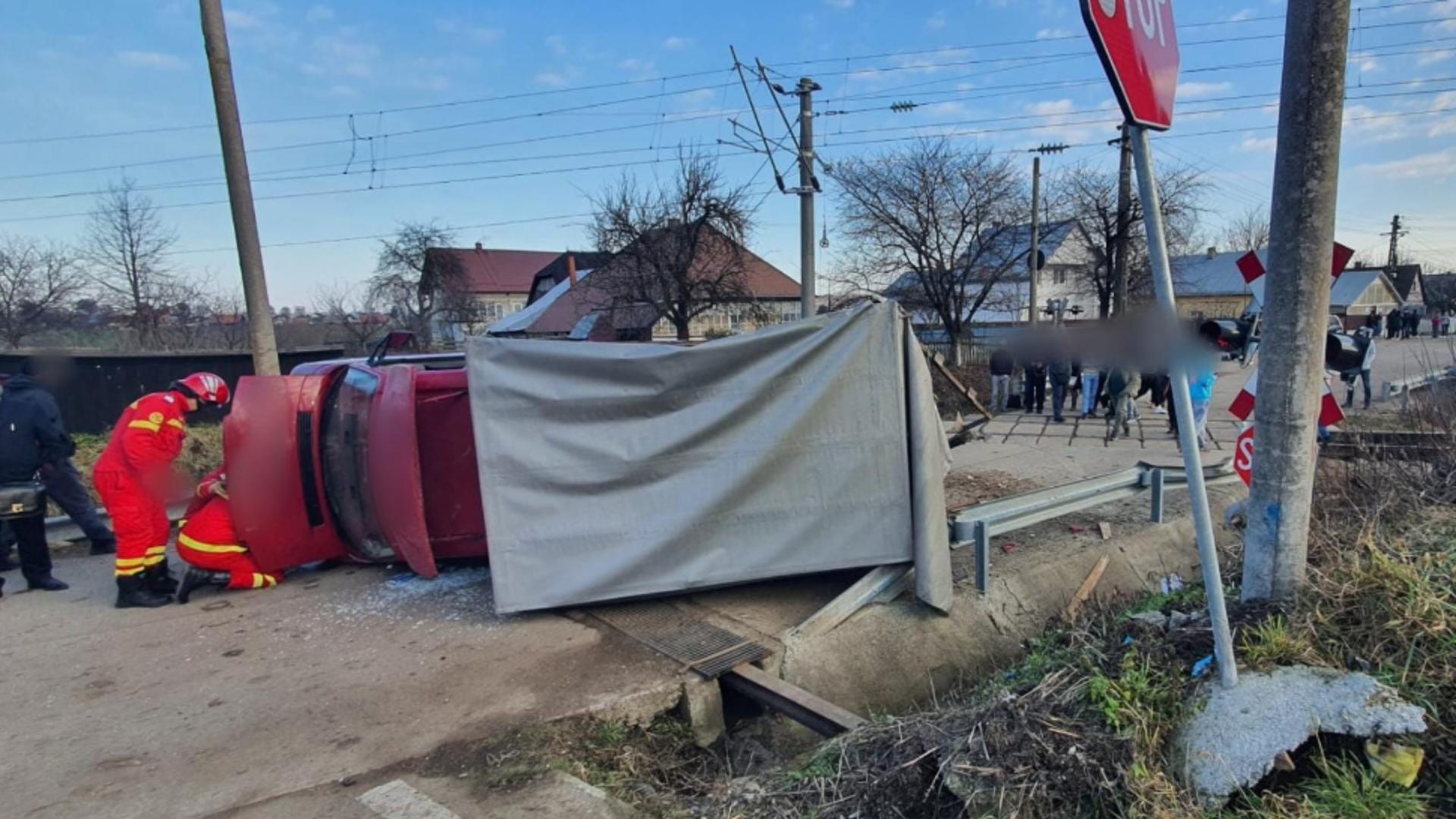 Autoutilitară lovită de un tren într-o localitate din județul Suceava! Șoferul și pasagerul au scăpat ca prin minune - GALERIE FOTO