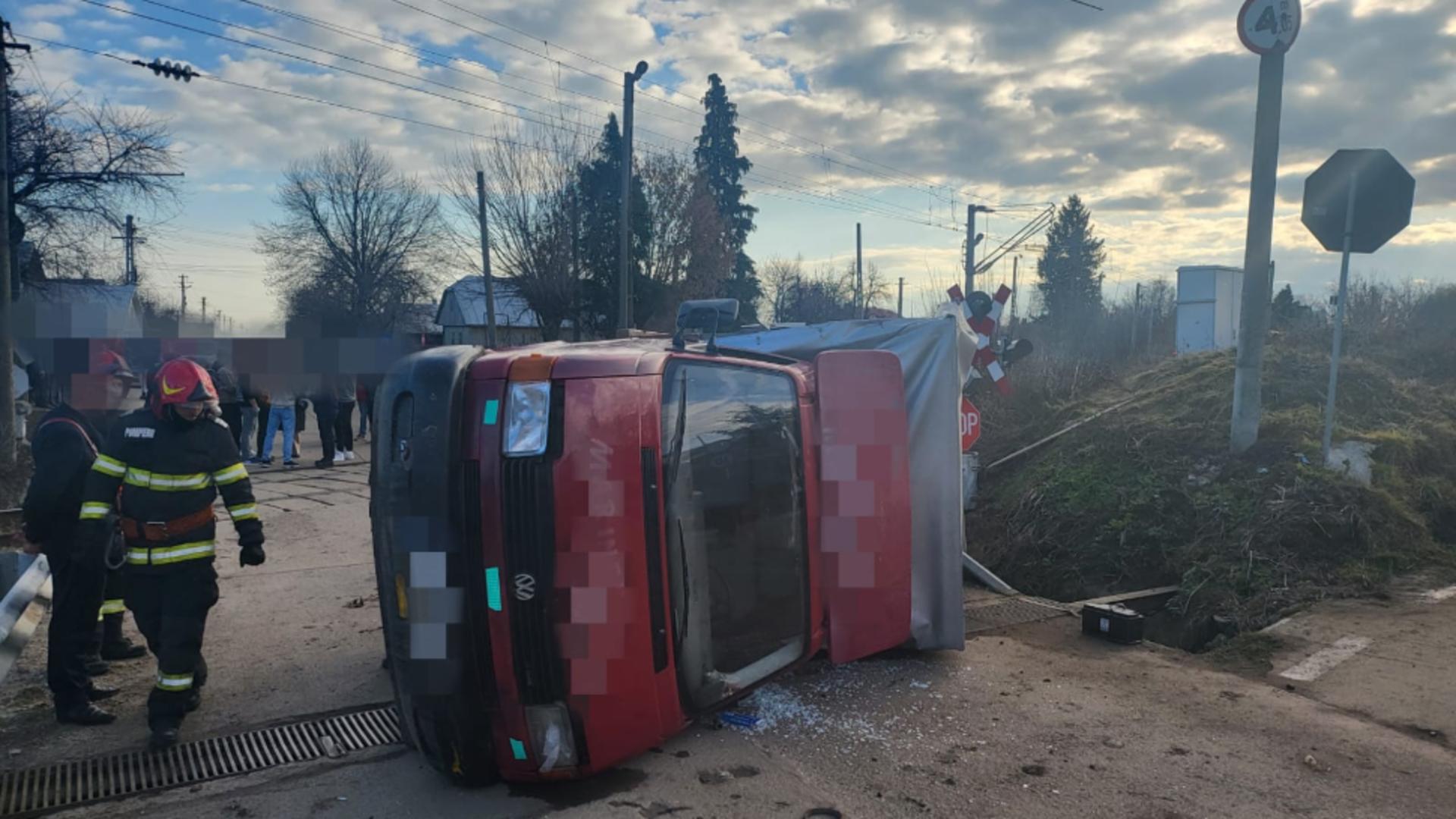 Autoutilitară lovită de un tren într-o localitate din județul Suceava! Șoferul și pasagerul au scăpat ca prin minune - GALERIE FOTO