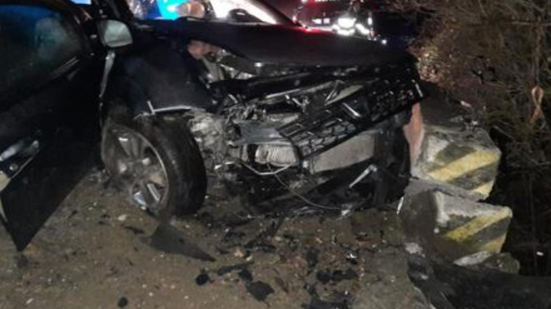 Moarte violentă în Argeș: Un bărbat și-a pierdut viața și altul a fost rănit într-un accident grav - Mașina a intrat într-un cap de pod