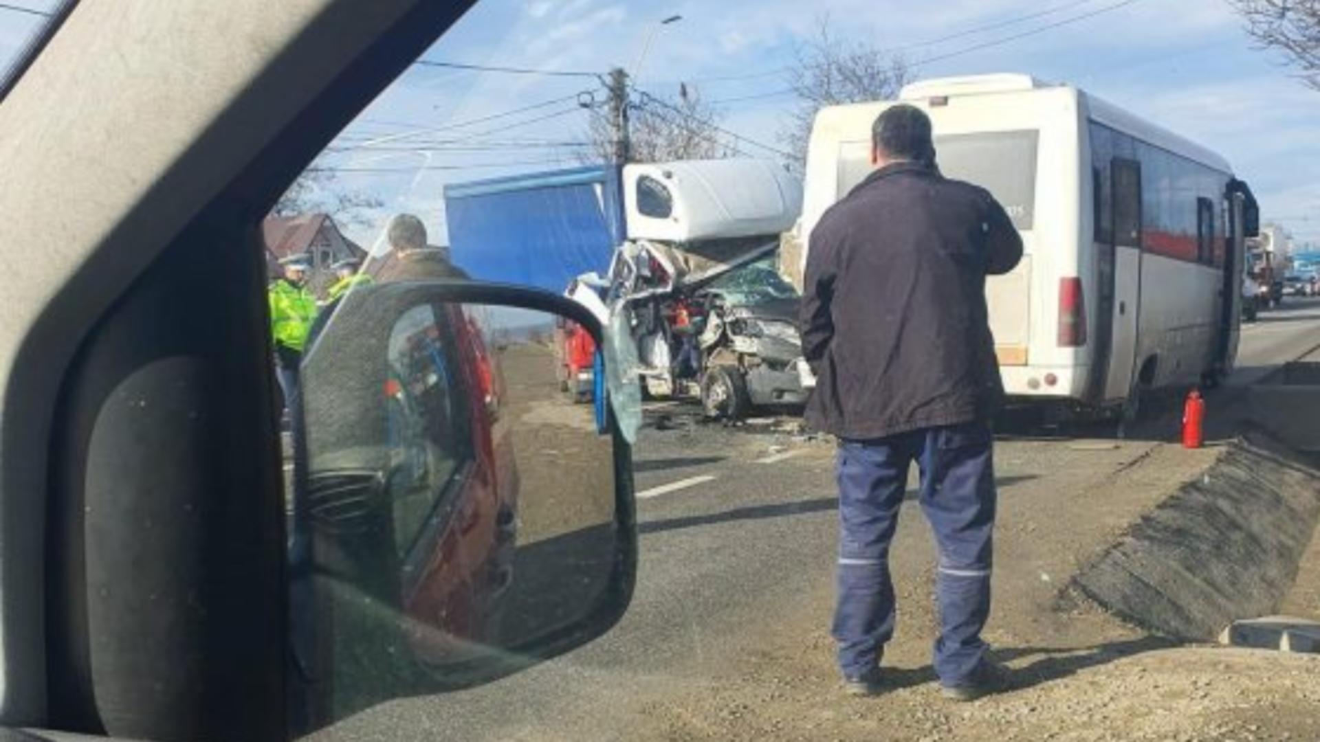 Impact nimicitor între un camion și un autobuz plin cu pasageri, în jud. Bacău / Foto: bacau.net